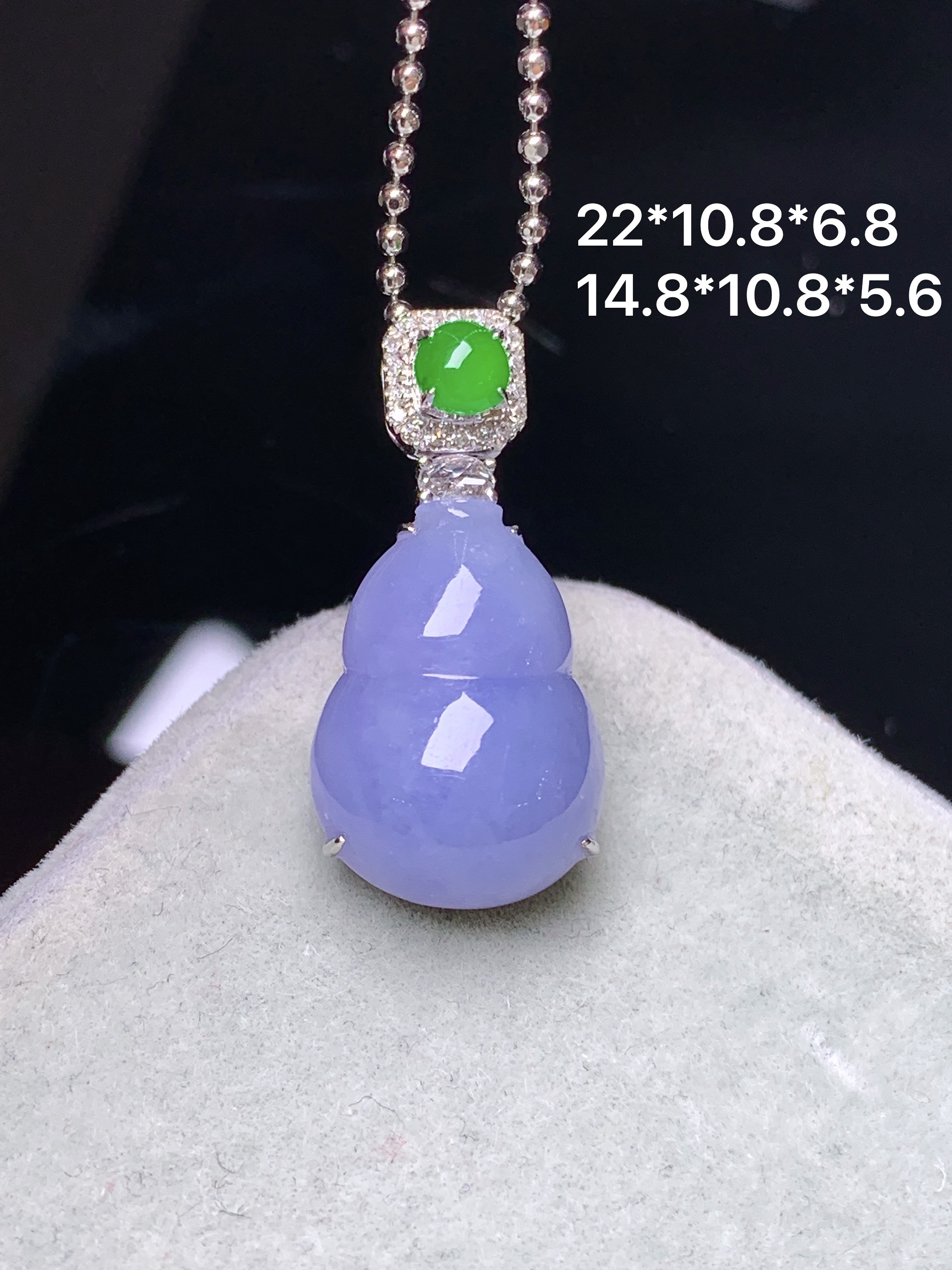 18k金钻镶嵌紫罗兰葫芦吊坠 玉质细腻 色泽艳丽清新 整体尺寸22*10.8*6.8 a4