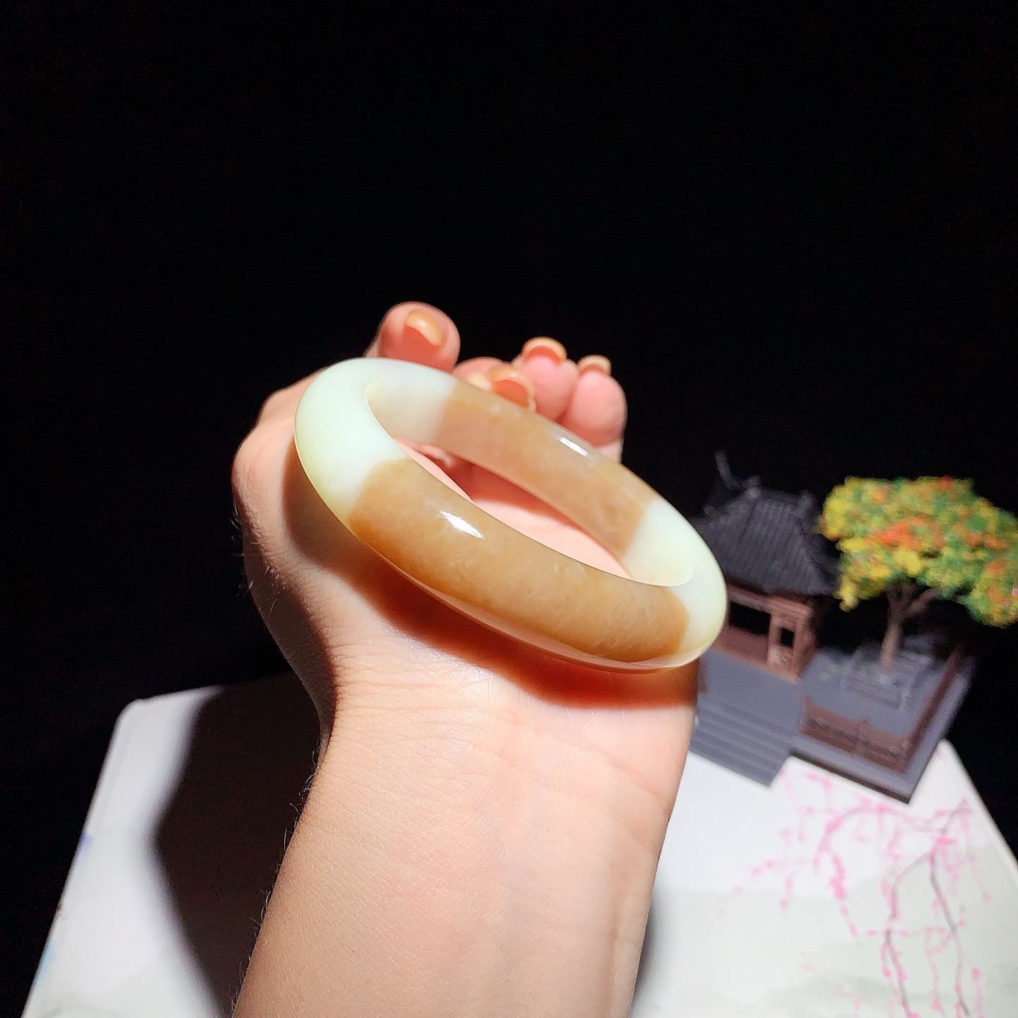 和田玉57.5圈口且末糖手镯！玉质细腻油润 底色纯净 无裂无杂 脂粉好，品质高。
