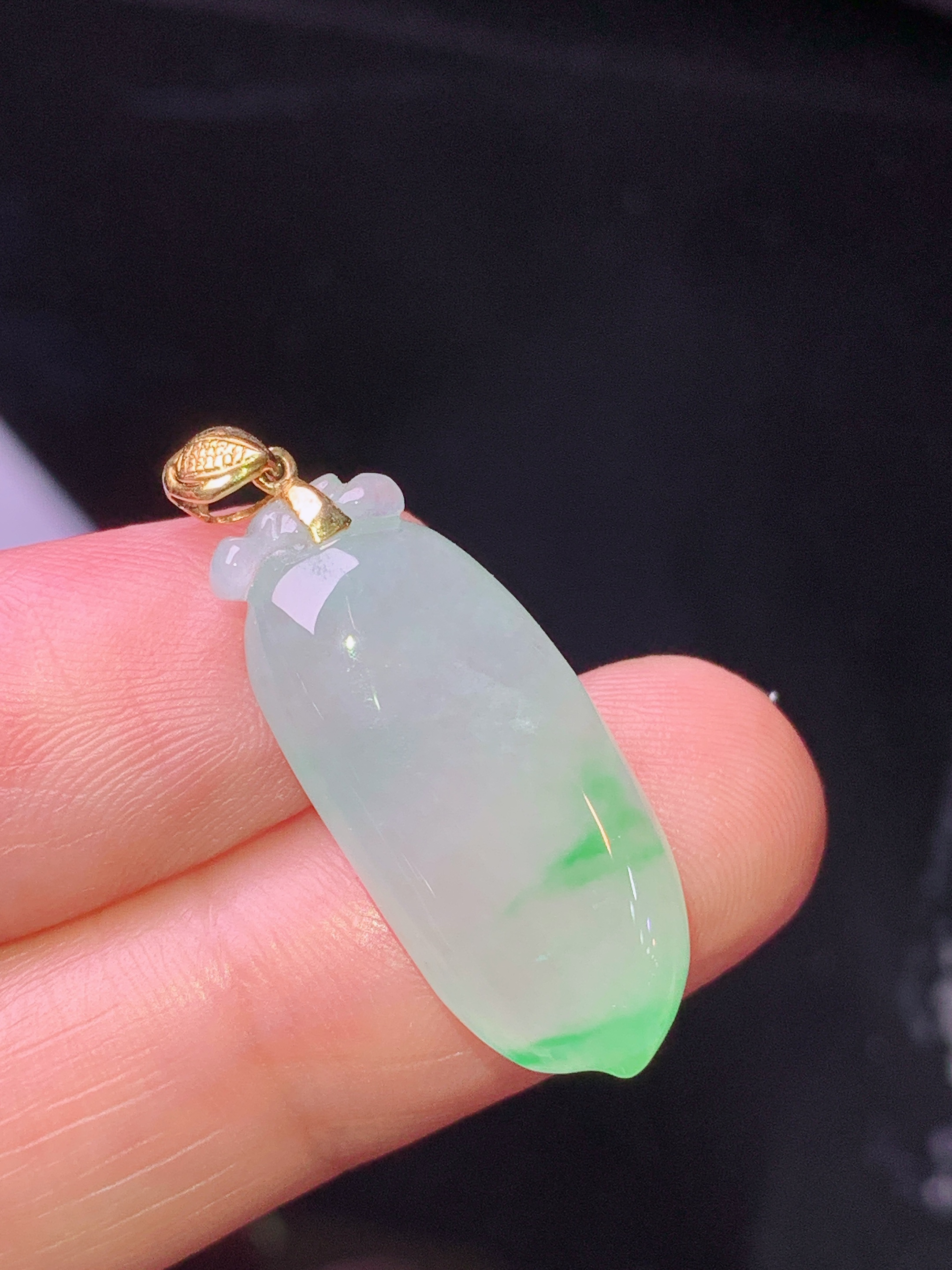 18k金镶嵌冰种飘绿福瓜吊坠 玉质细腻 色泽艳丽清新 整体尺寸30*10.8*5.2 a5