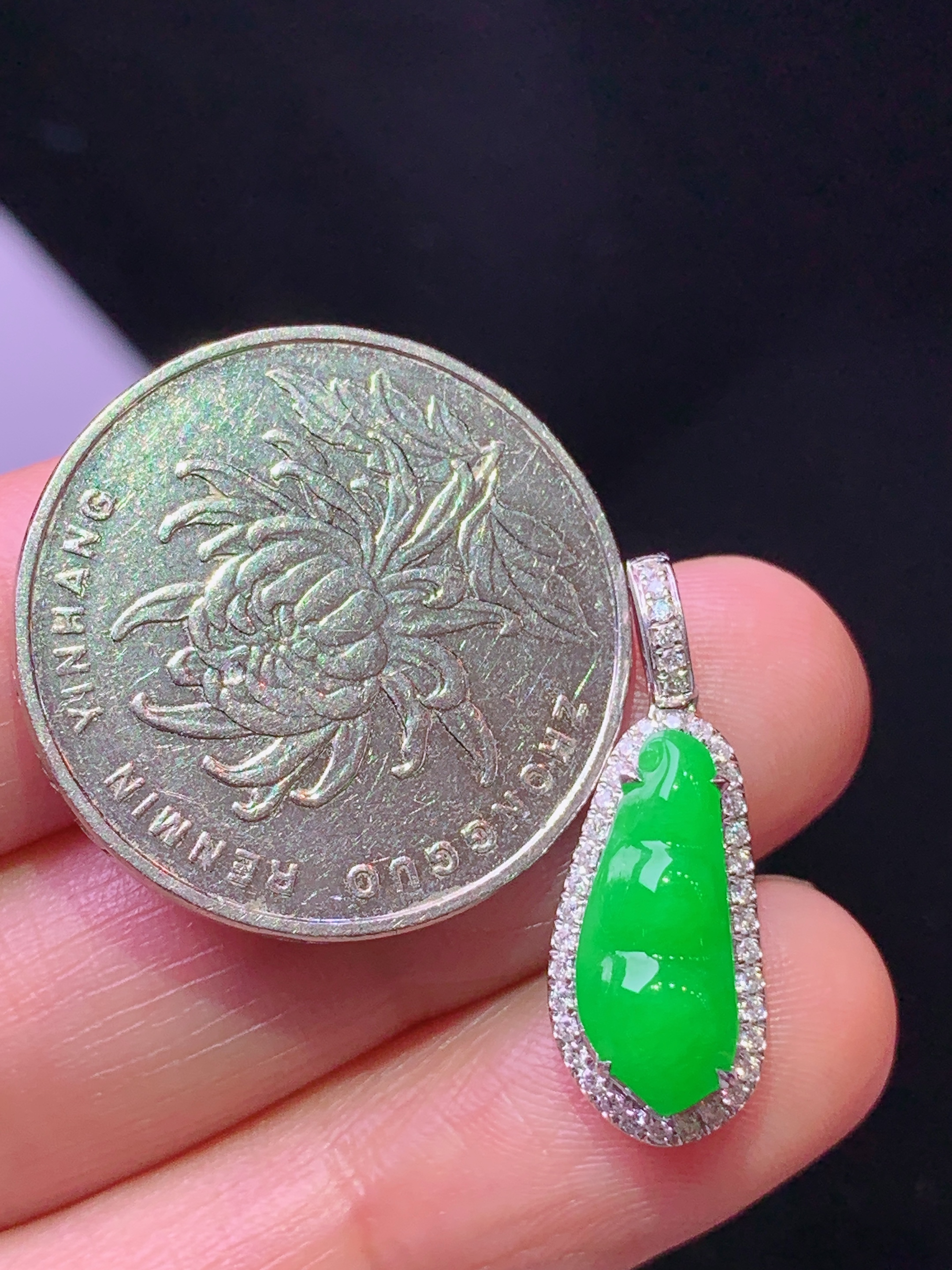 18k金钻镶嵌冰阳绿四季豆吊坠 玉质细腻 色泽艳丽清新 整体尺寸23.5*8.5*6 h1