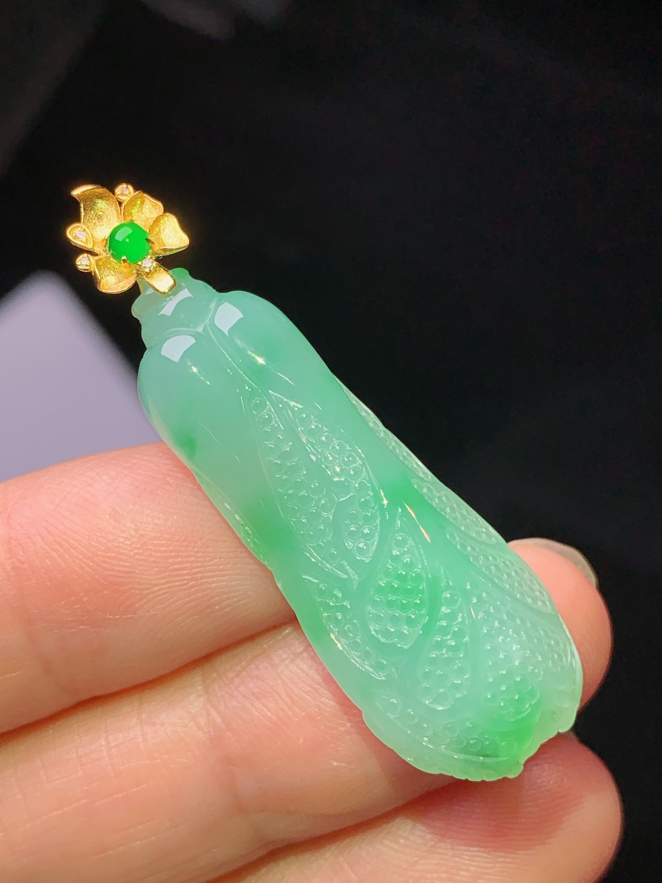 18k金镶嵌飘绿白菜吊坠 玉质细腻 色泽艳丽清新 整体尺寸41.3*13*8.8 j1