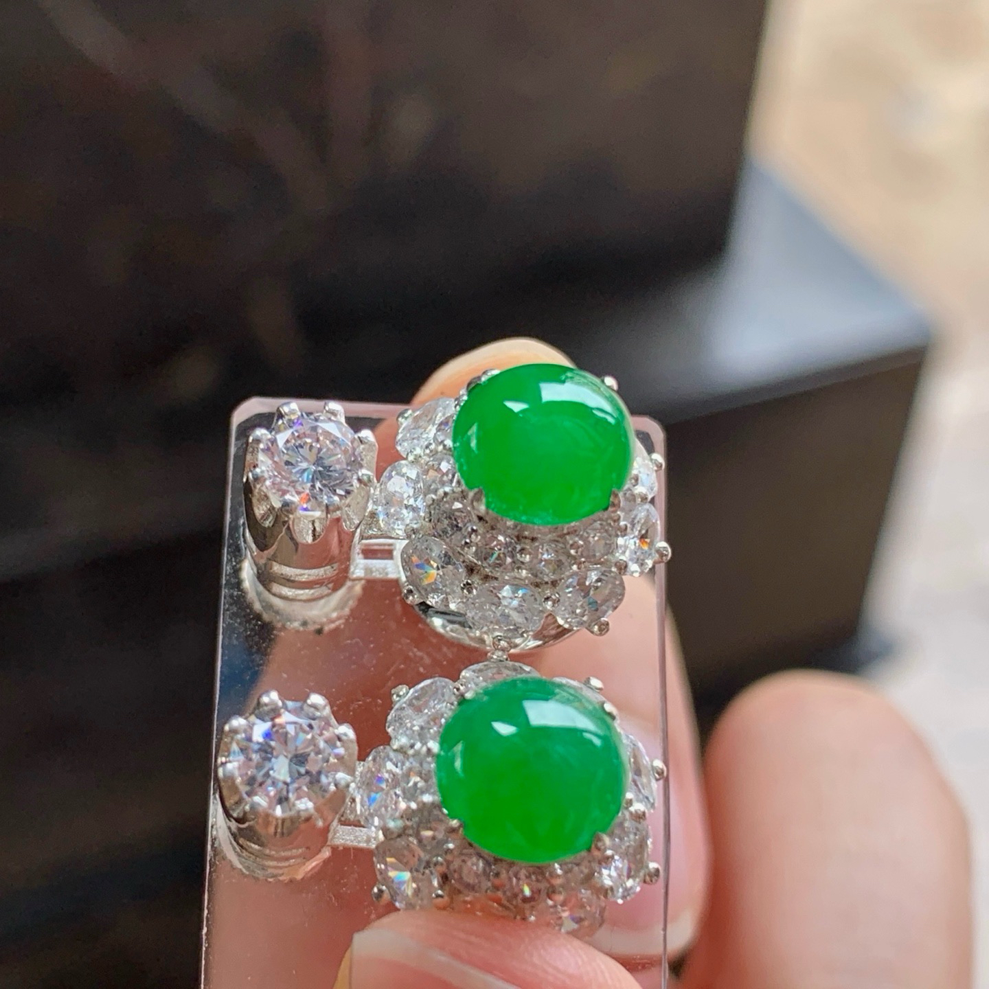 辣绿色戒面一对^_^鲜艳 铜托