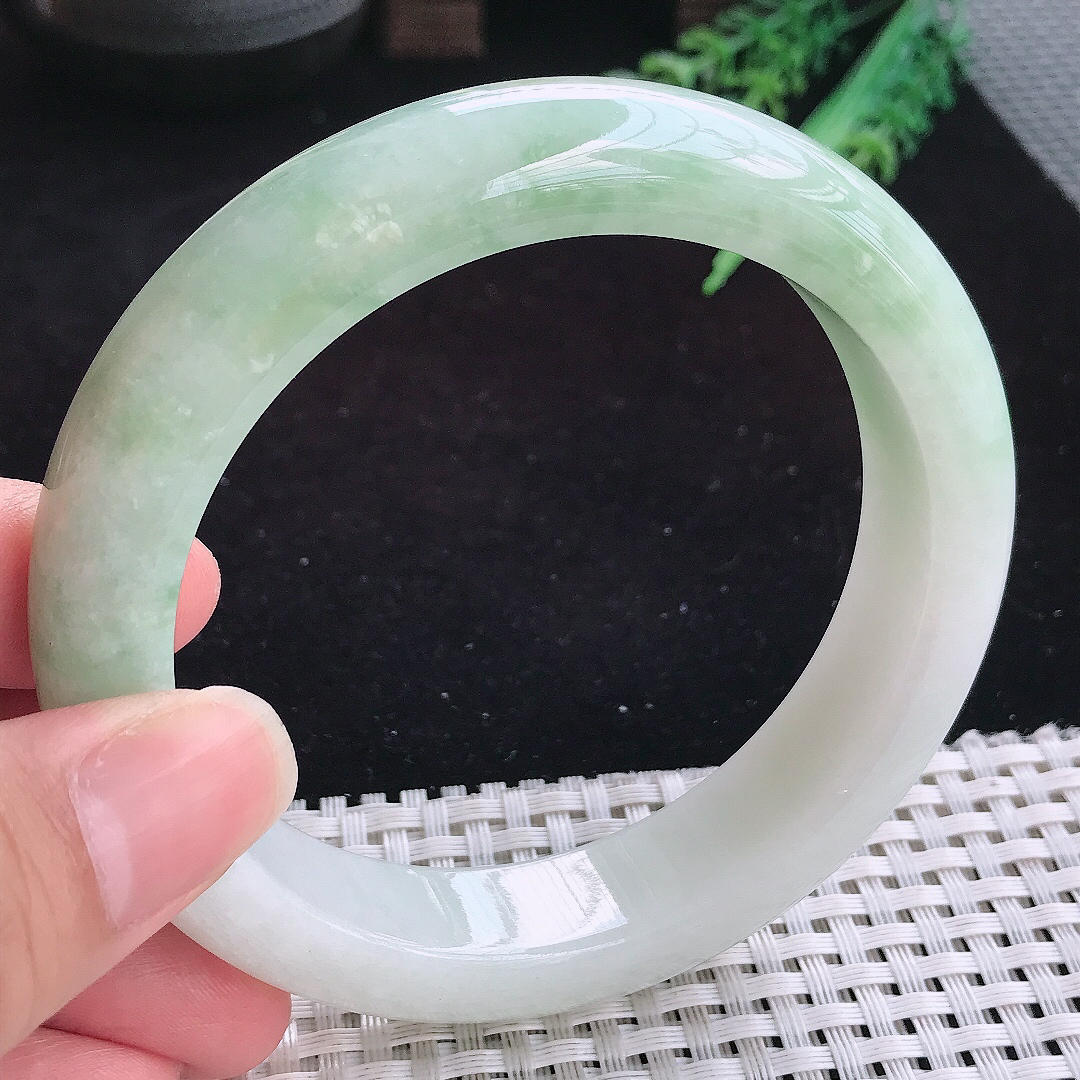 实拍A货翡翠64/15/6.6大圈口冰润淡绿色厚装手镯玉手镯女款平安镯