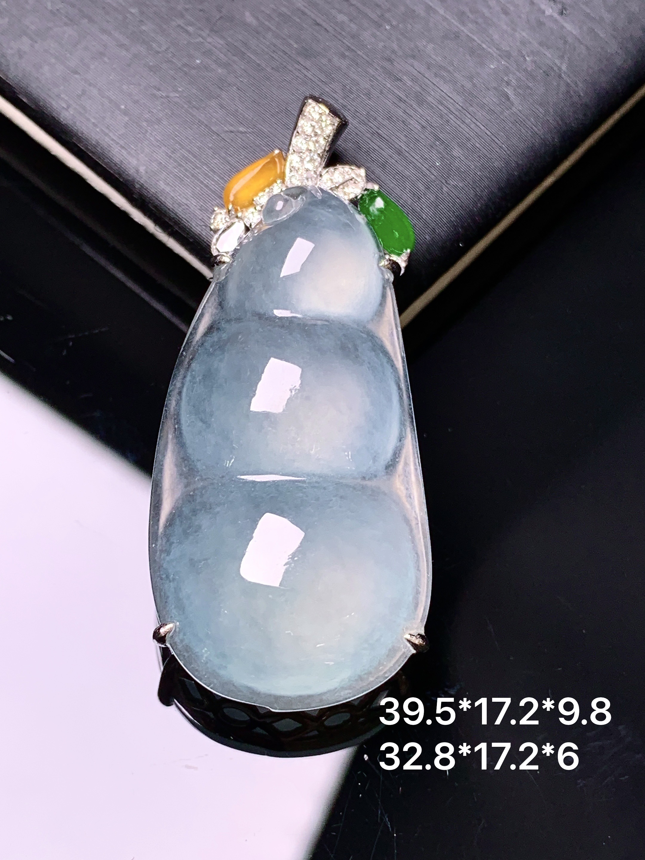 18k金钻镶嵌冰种四季豆吊坠 玉质细腻 色泽艳丽清新 整体尺寸39.5*17.2*9.8 s1