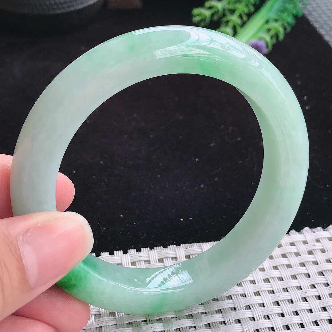 实拍A货翡翠57.5/12.2/10老坑精美辣阳绿手镯玉手镯女款平安镯