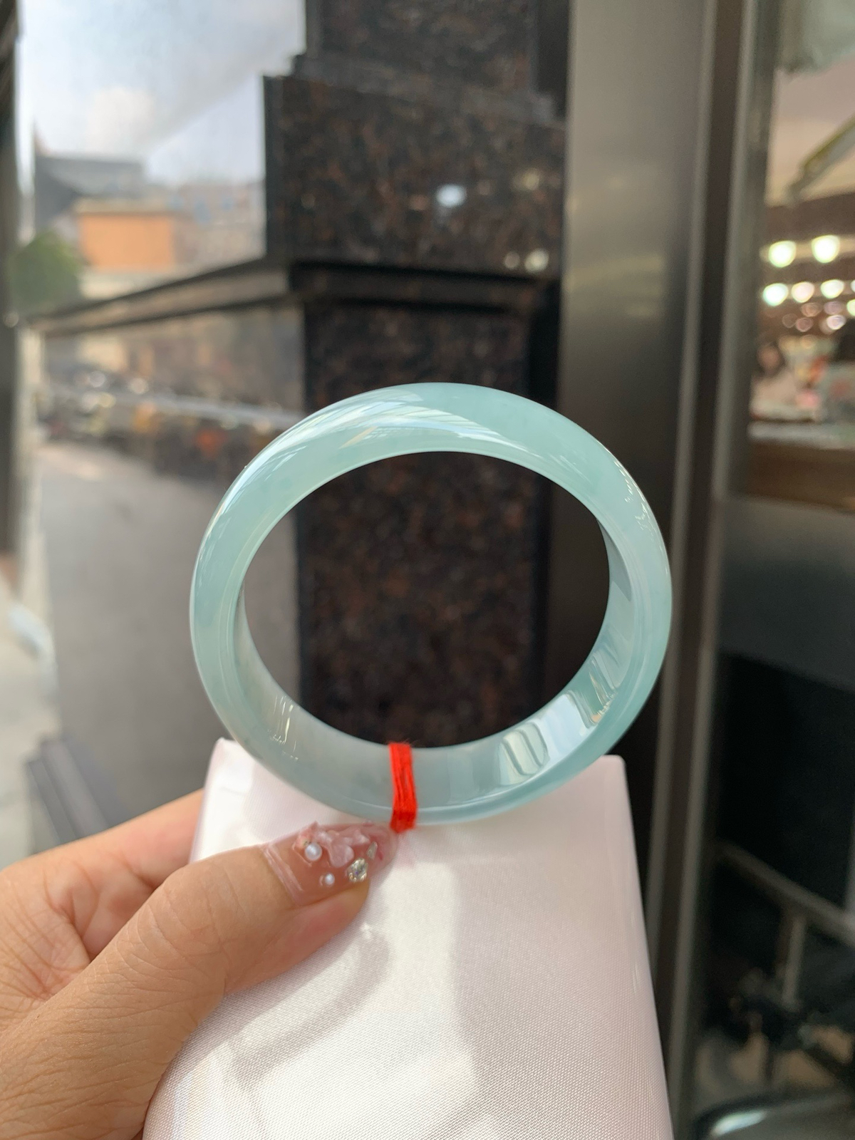 冰蓝宽版正圈
59.3-7.1-16.7
底妆冰润细腻，千变万化的冰晴蓝底色，拥有海的颜色，却散发着星空的光芒，这是一只来自冰川蓝的清冷气质仙女镯。
