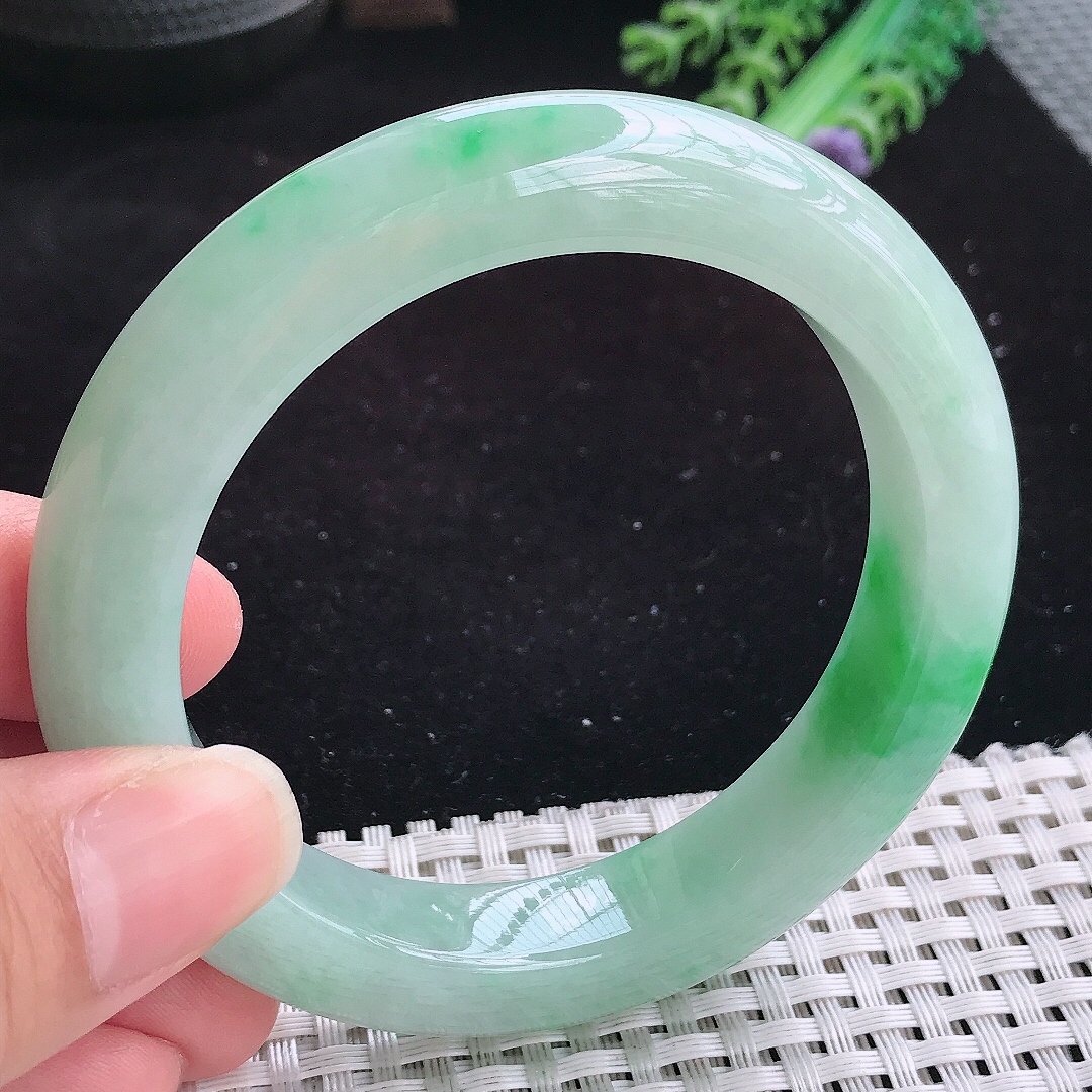 实拍A货翡翠57.5/12.2/10老坑精美辣阳绿手镯玉手镯女款平安镯