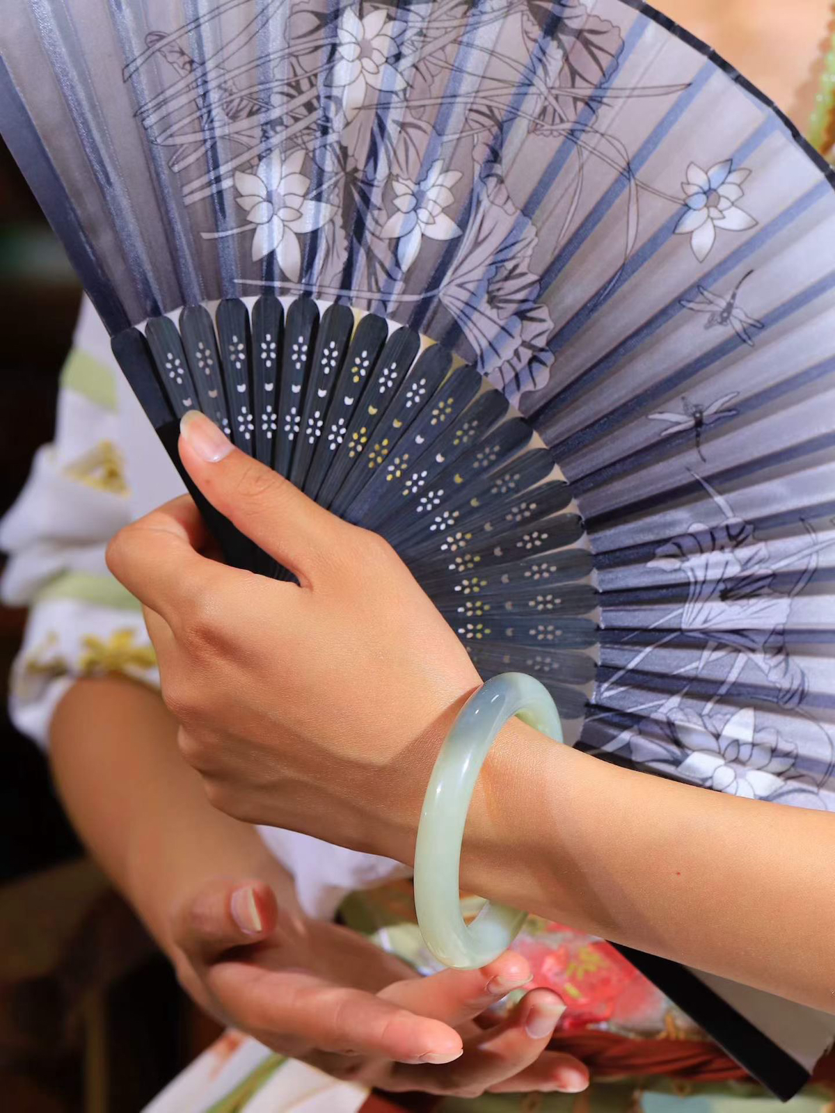（一见倾心.手镯）

精品️和田玉手镯，玉质温润细腻 油性十足 手感舒适，高华雅逸，线条流畅，简约