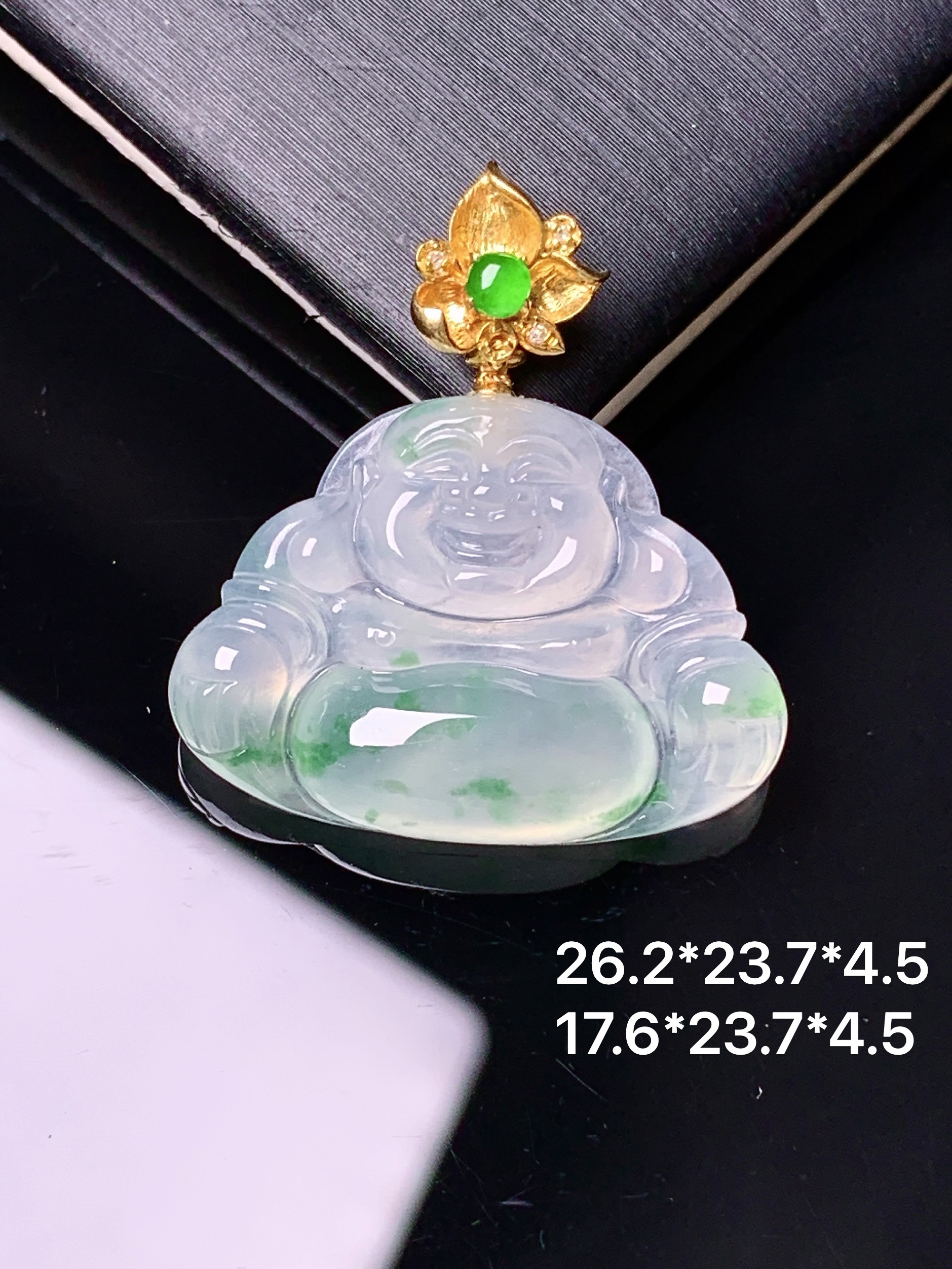 18k金镶嵌飘绿佛公吊坠 玉质细腻 色泽艳丽清新 整体尺寸26.2*23.7*4.5 2x