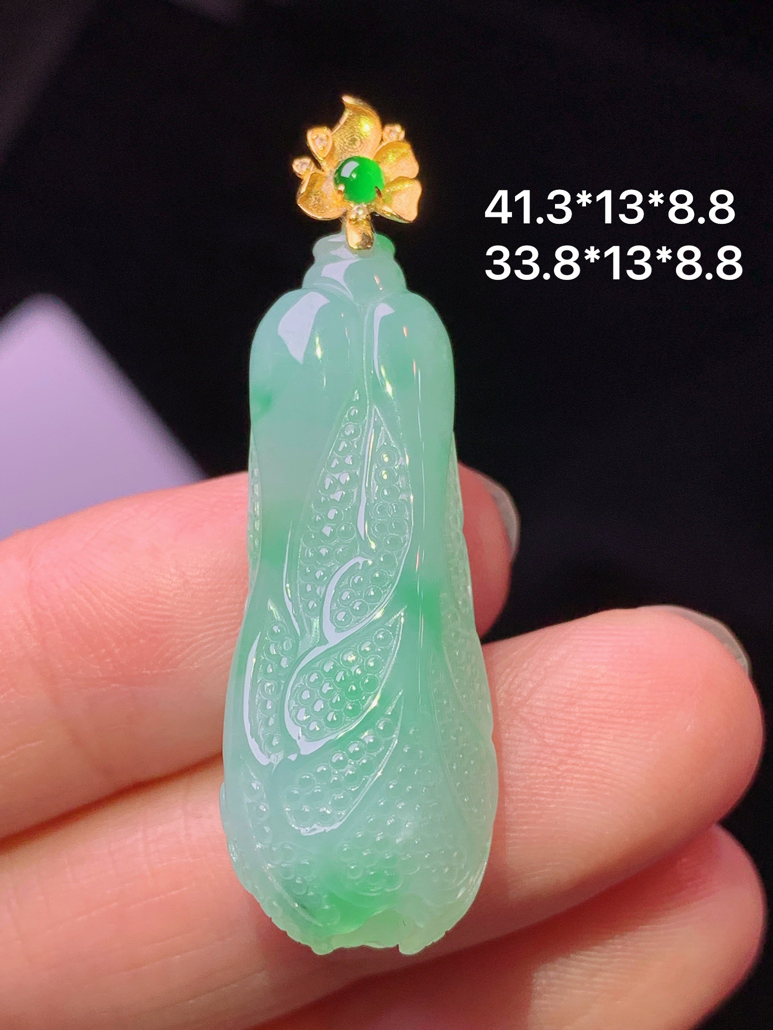 18k金镶嵌飘绿白菜吊坠 玉质细腻 色泽艳丽清新 整体尺寸41.3*13*8.8 j1