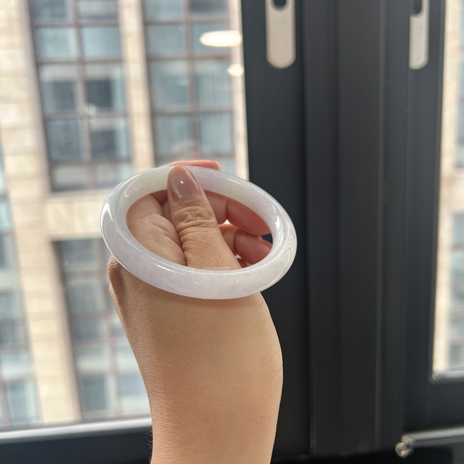 56.5圈口圆条春彩手镯