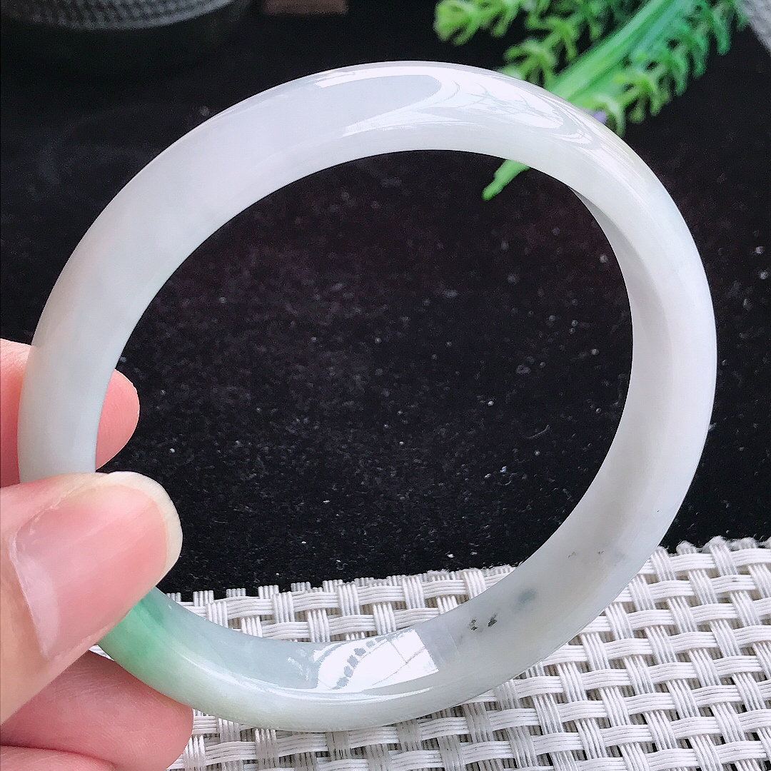 实拍A货翡翠62.5/11.7/7.3大圈口精美温润飘绿手镯玉手镯女款平安镯