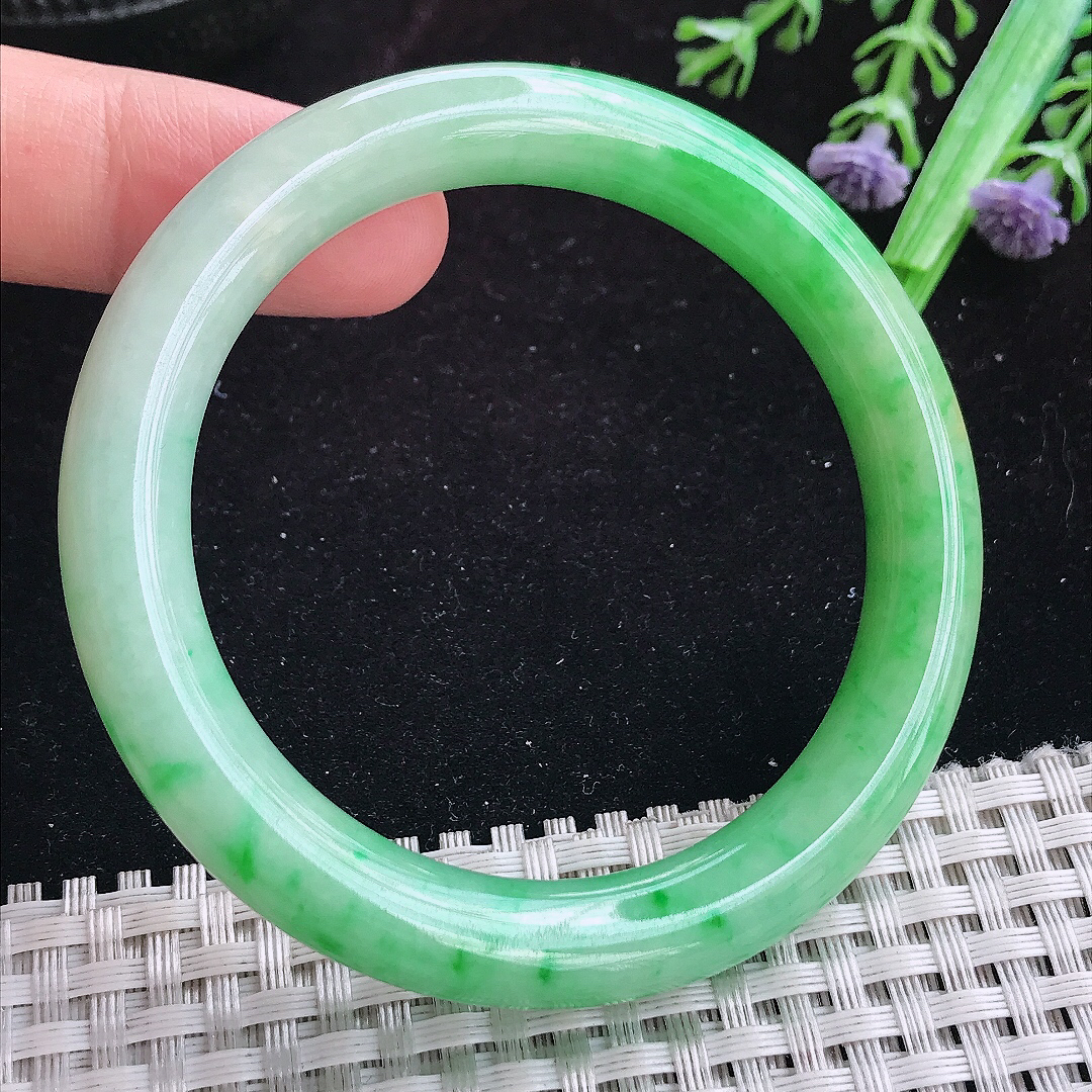 实拍A货翡翠52.5/9.2/8.9精美冰润辣阳绿圆条手镯玉手镯女款平安镯