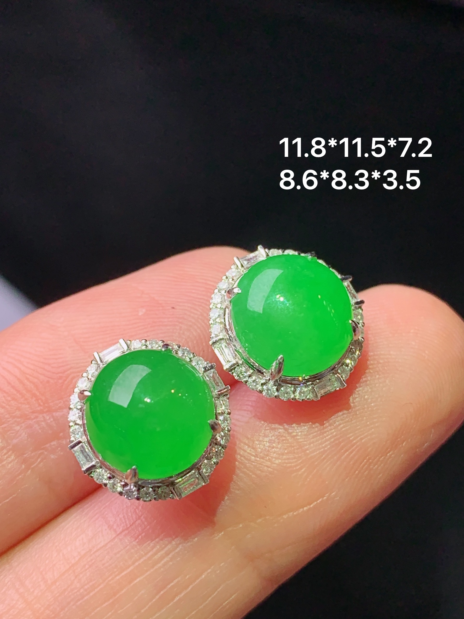 18k金钻镶嵌冰阳绿蛋面耳钉 玉质细腻 色泽艳丽清新 整体尺寸11.8*11.5*7.2 f1