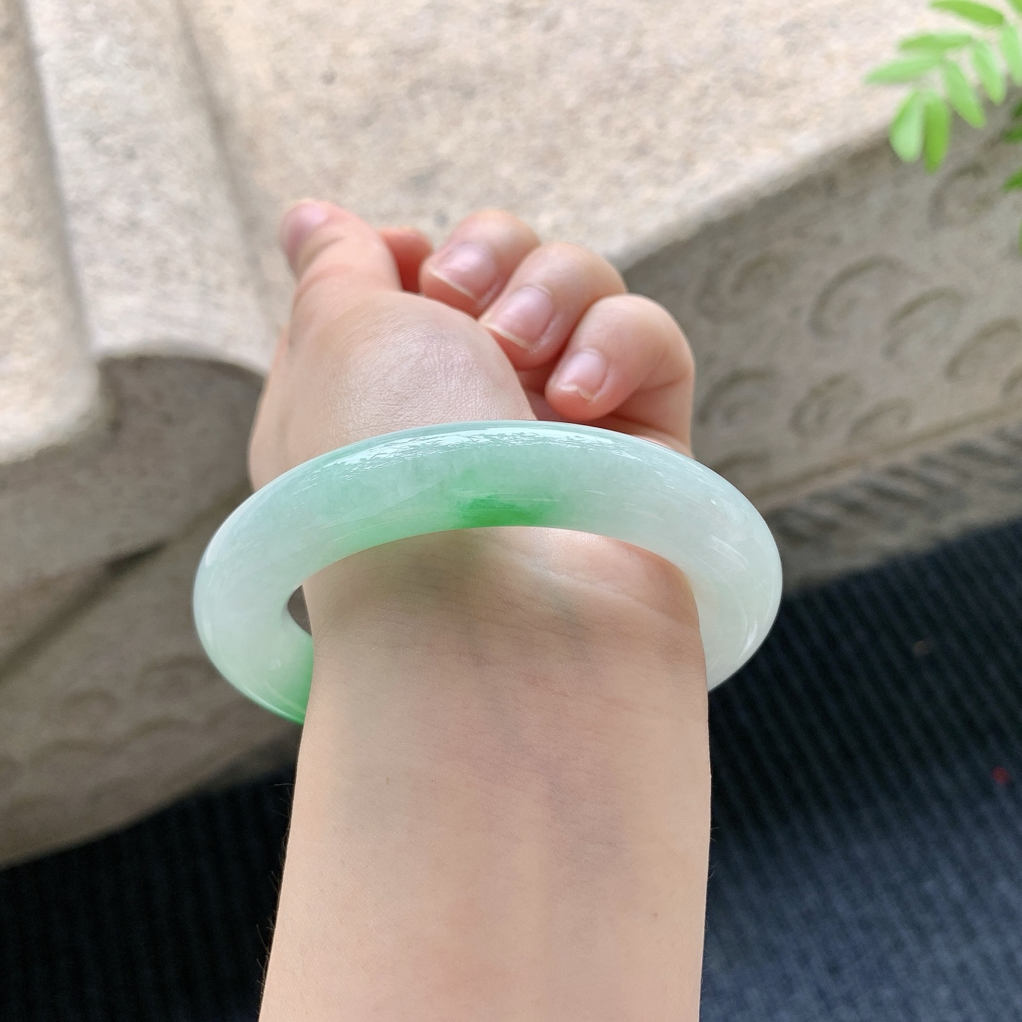 【圈口】55/11.8/11.8
【描述】细糯飘阳绿，水润，种老，细腻，无纹裂！