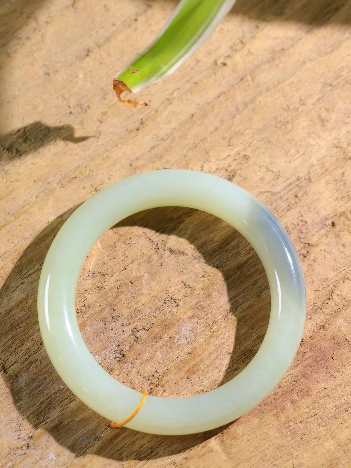 （一见倾心.手镯）

精品️和田玉手镯，玉质温润细腻 油性十足 手感舒适，高华雅逸，线条流畅，简约大气，美自天成，素雅高贵。佩戴于腕间，婉约之美，举手投足间透出那低调奢华。重62.76克  内径57mm 尺寸11.5-10.8mm FDL-7960200