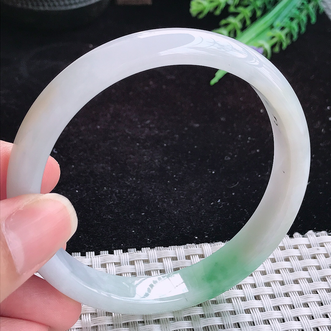 实拍A货翡翠62.5/11.7/7.3大圈口精美温润飘绿手镯玉手镯女款平安镯