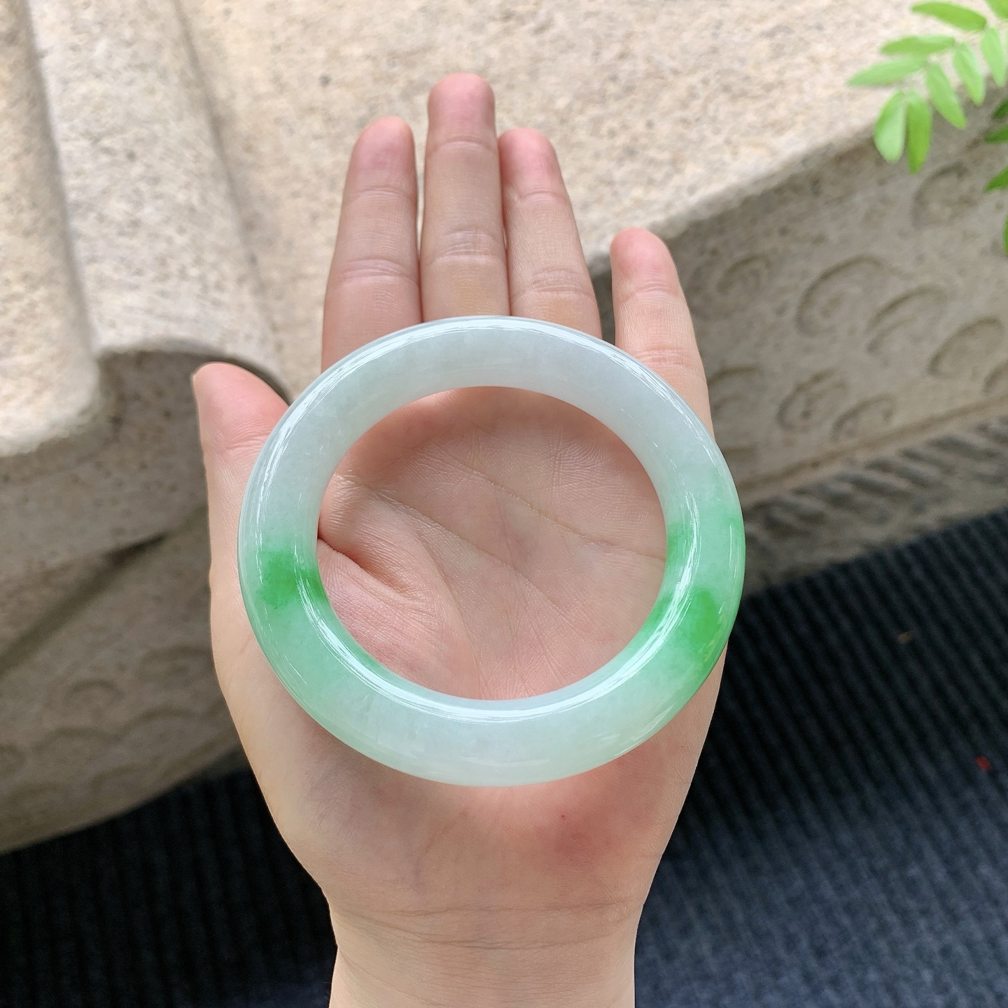 【圈口】55/11.8/11.8
【描述】细糯飘阳绿，水润，种老，细腻，无纹裂！