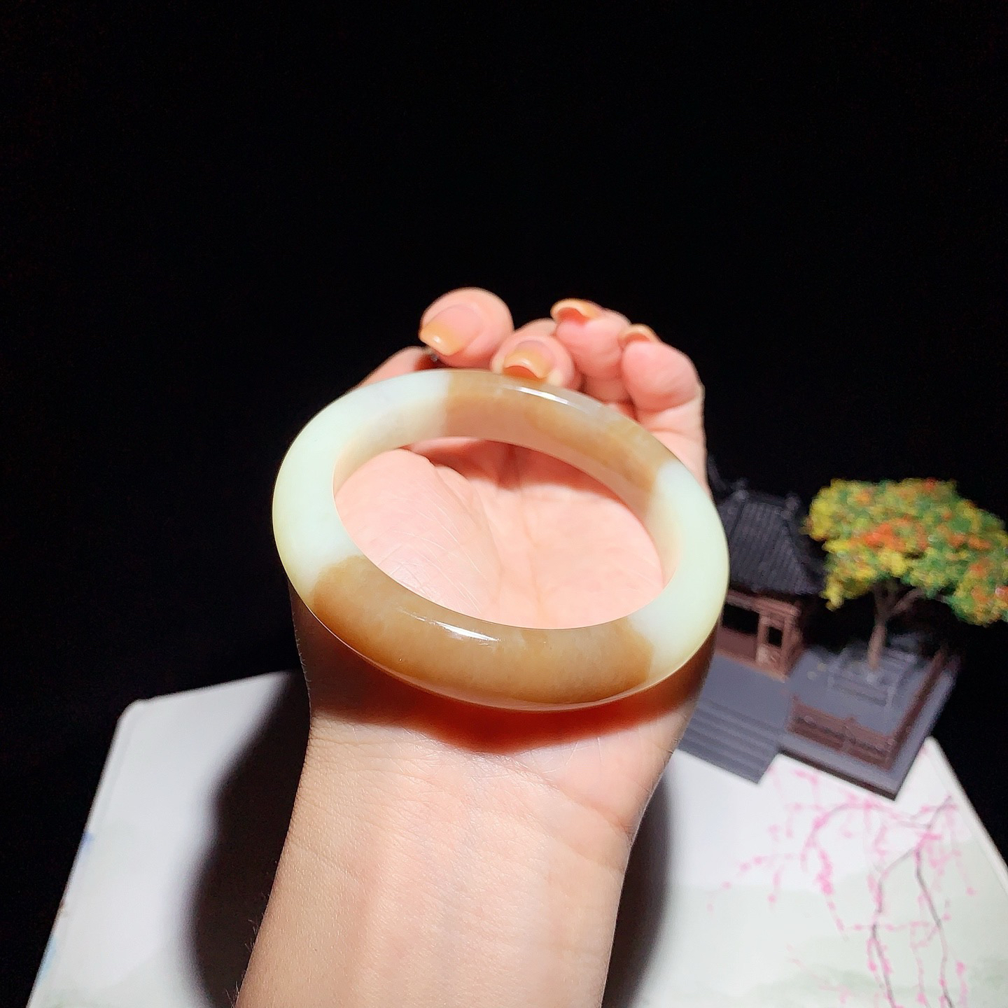 和田玉57.5圈口且末糖手镯！玉质细腻油润 底色纯净 无裂无杂 脂粉好，品质高。