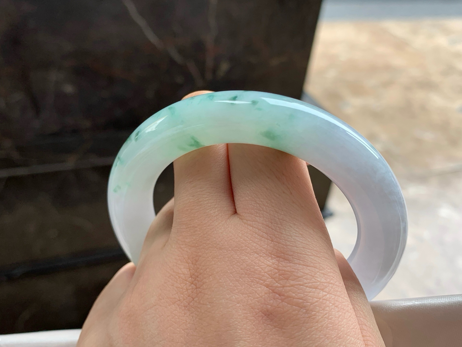 55.5-12
蓝花圆条手镯^_^细腻