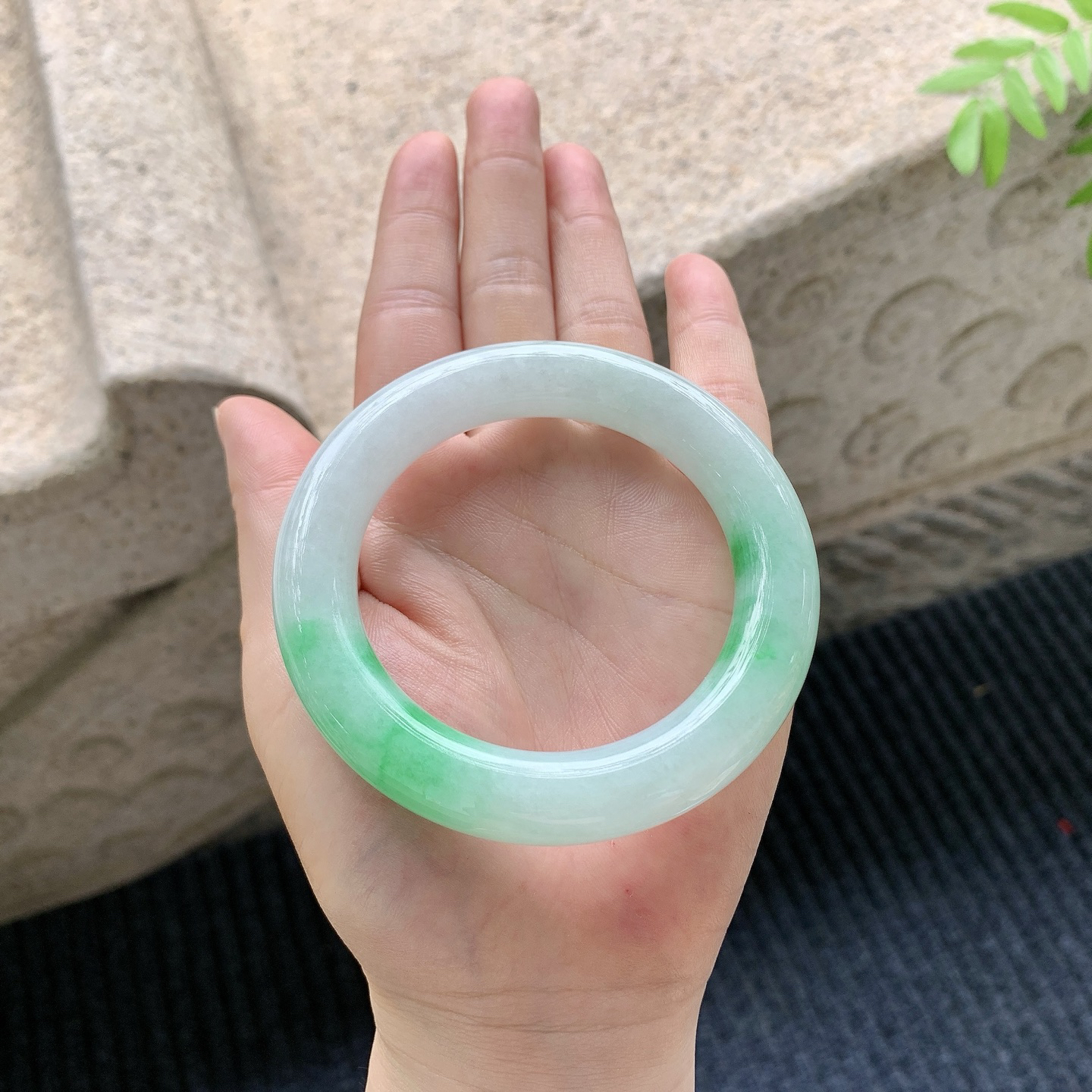 【圈口】55/11.8/11.8
【描述】细糯飘阳绿，水润，种老，细腻，无纹裂！