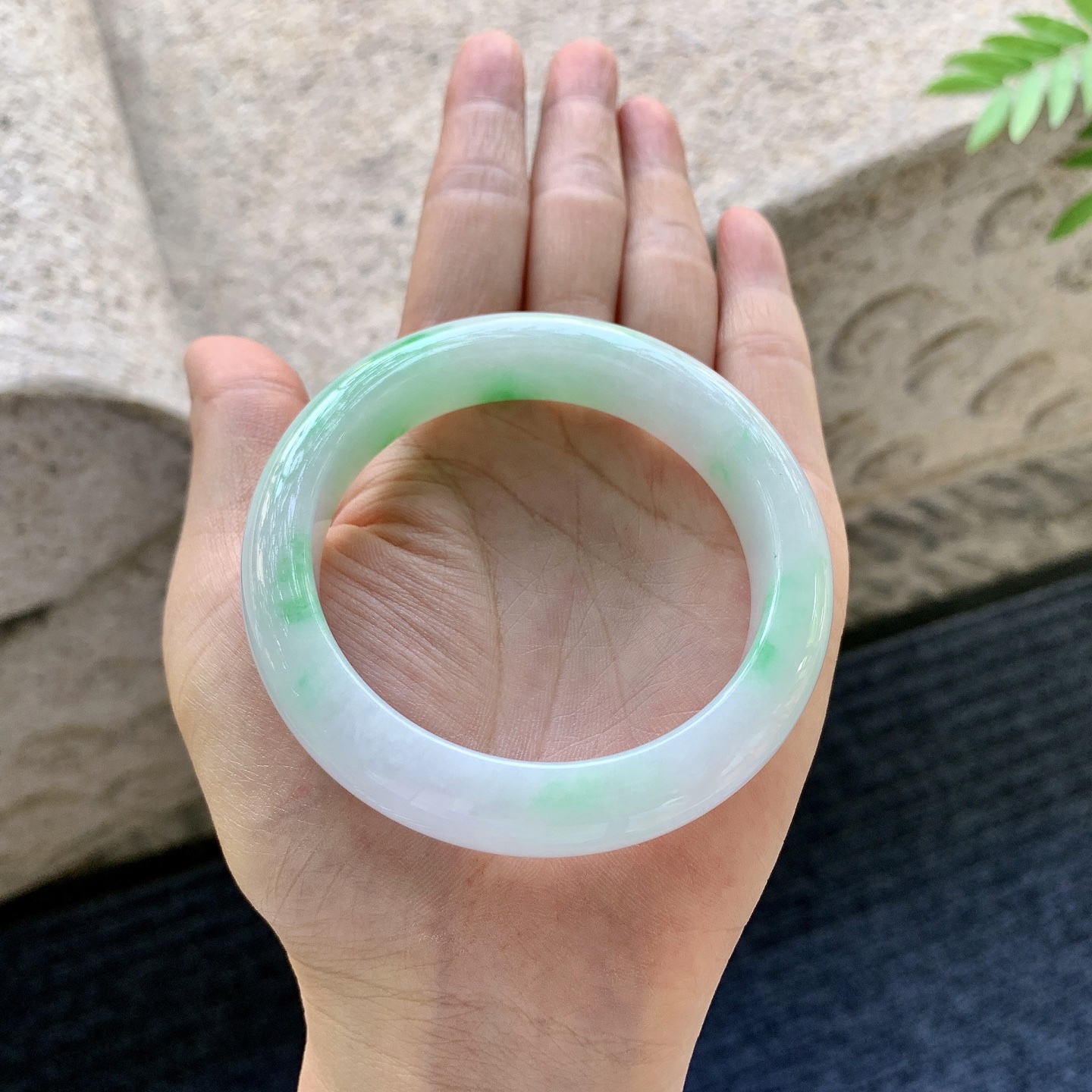 正圈53 54【圈口】54.8/13/8.2【编码】HJ060416【描述】细糯飘绿，水润，种老，细腻，无裂