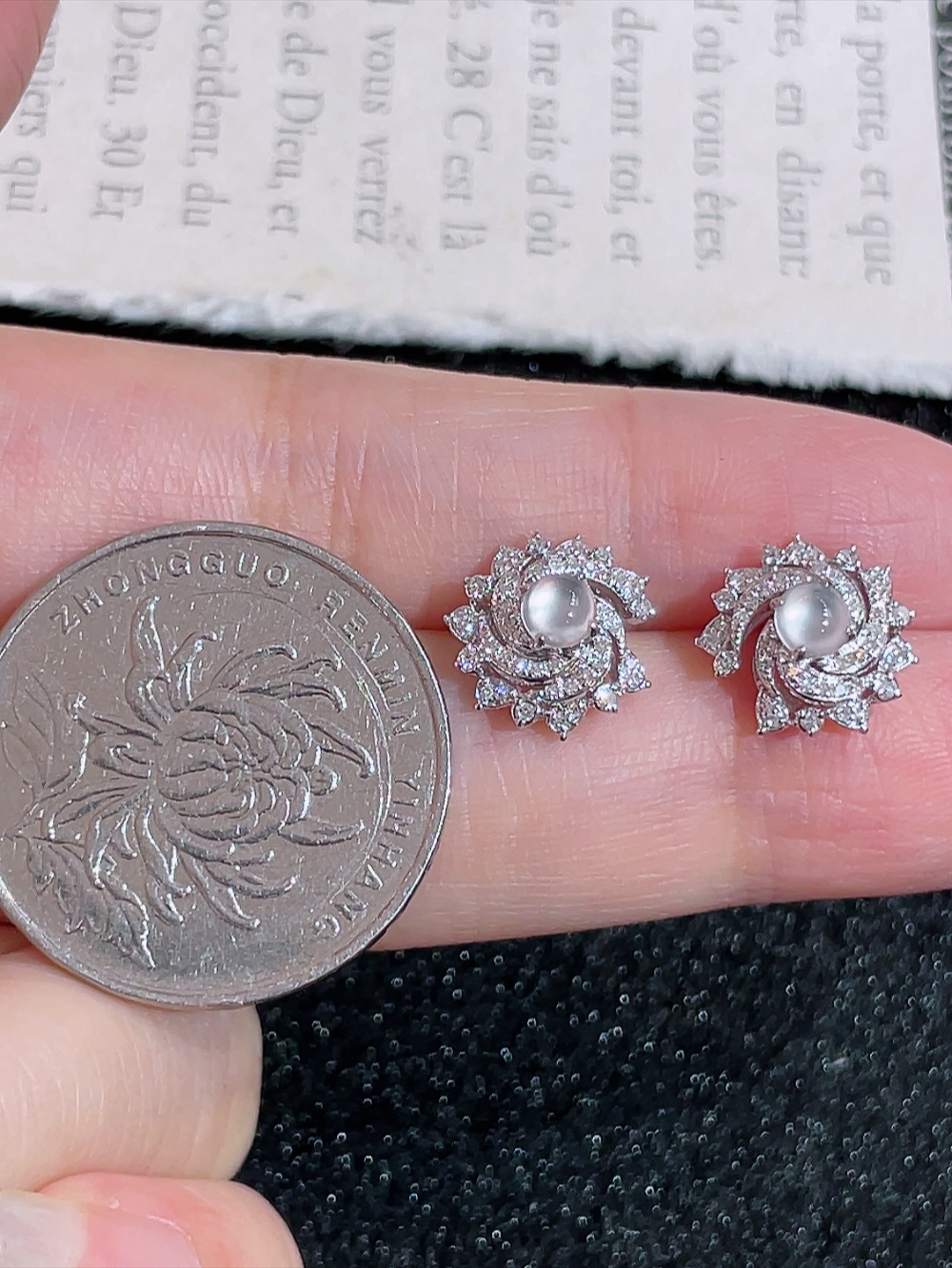 ️高冰玻璃种鸽子蛋耳钉 无裂 18k金镶嵌 种水 重金镶嵌 南非钻镶 厚装饱满 荧光四射 刚性十足 高端大气 性比高 整体11.2-10.8-7.0裸石3.8-3.8