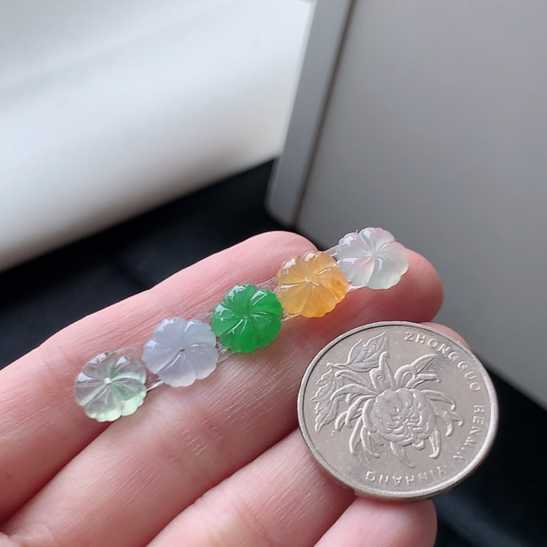 多彩花朵挂件 种老冰透细腻，品相喜悦，佩戴精致迷人，9.5-2.0