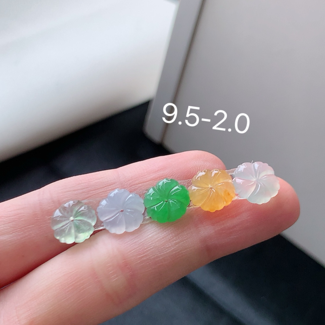 多彩花朵挂件 种老冰透细腻，品相喜悦，佩戴精致迷人，9.5-2.0