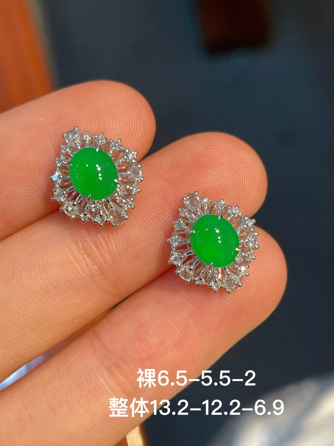 阳绿蛋面耳钉 无裂，18k金镶嵌 强烈推荐，6.5-5.5-2