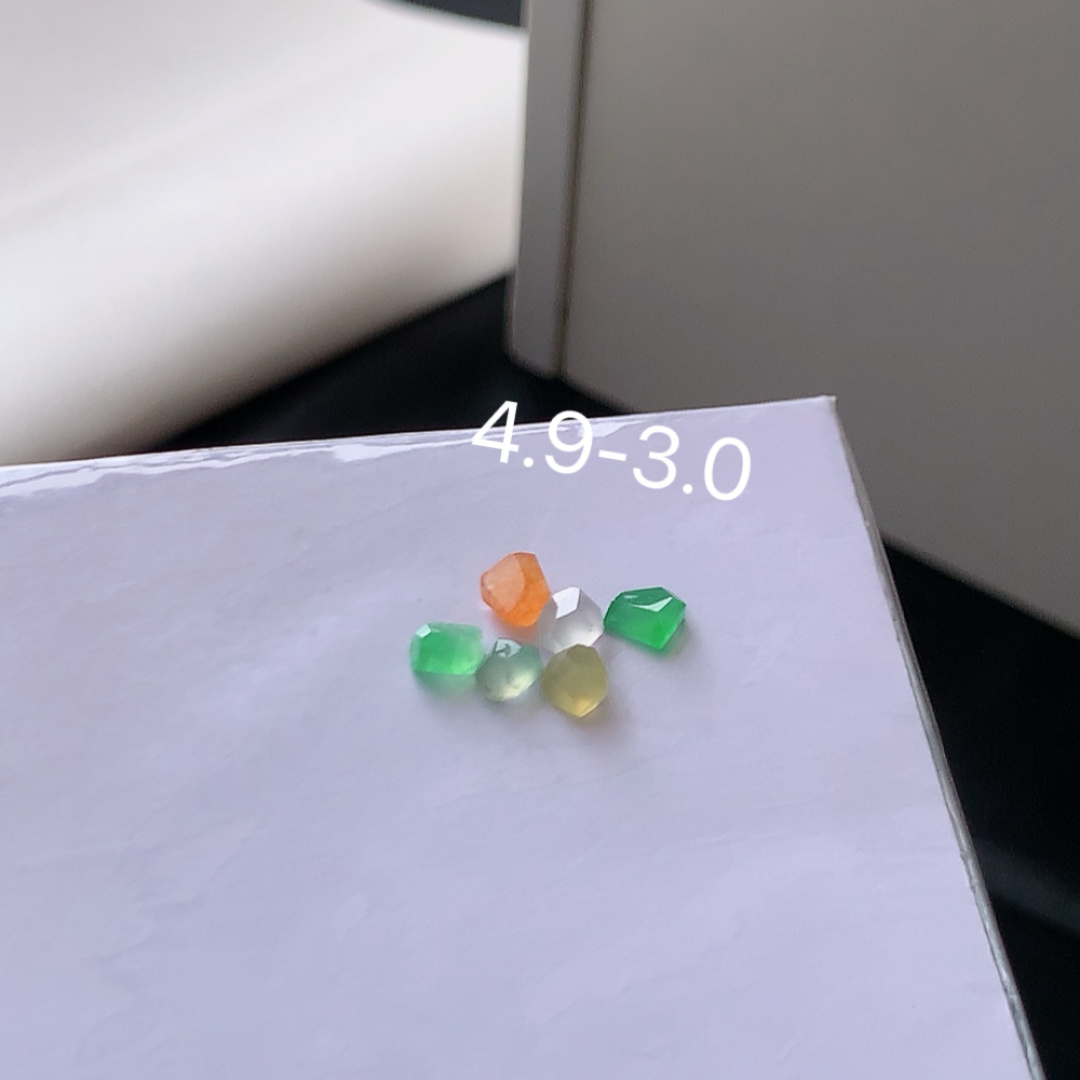 多彩挂件。翠色明媚，饱满底子细腻，佩戴简单大方 货号98602，4.9-3.0