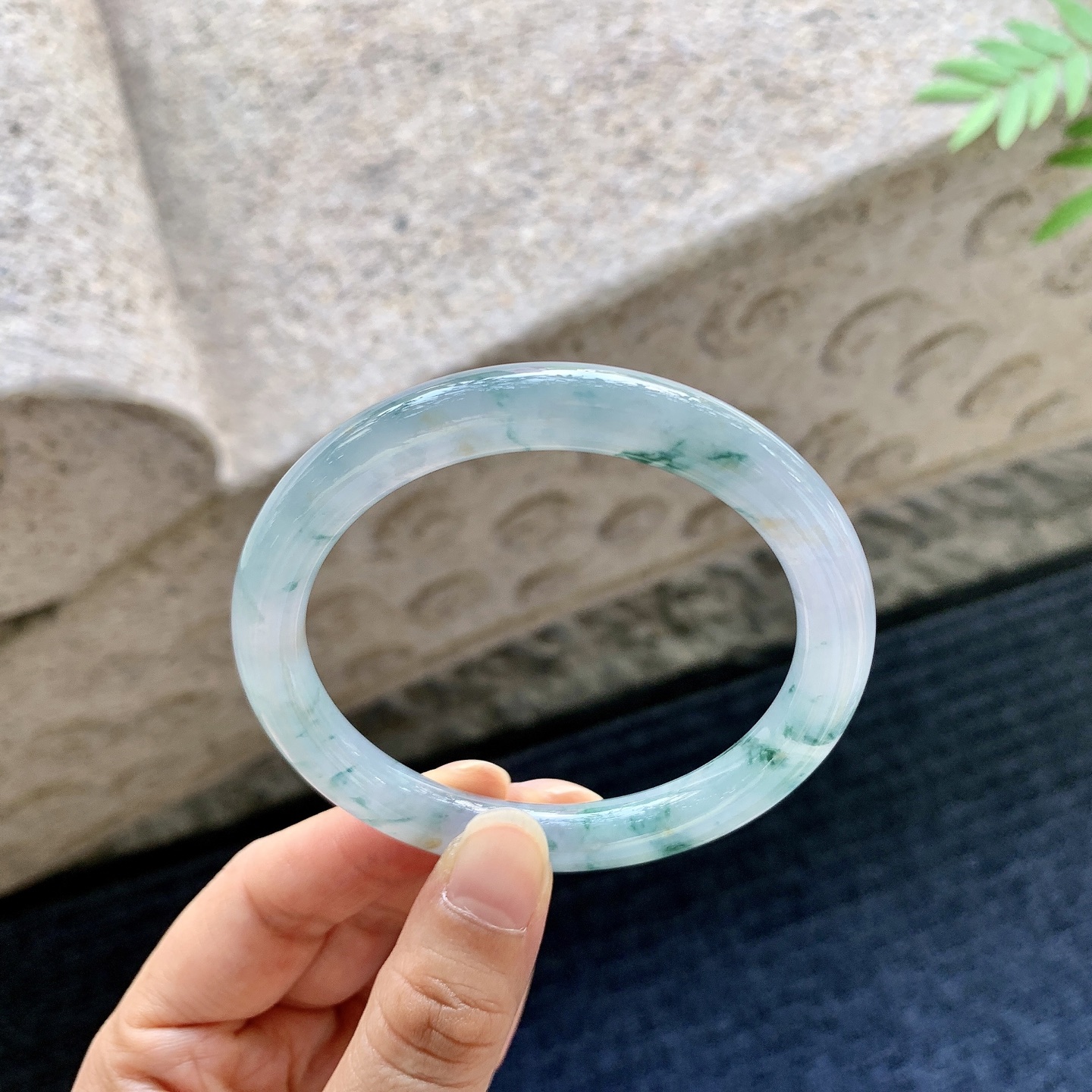 圆条56 57【圈口】57/9/8.6【编码】Q5060446【描述】糯冰紫底飘花，水润，种老，细腻，打灯有棉线