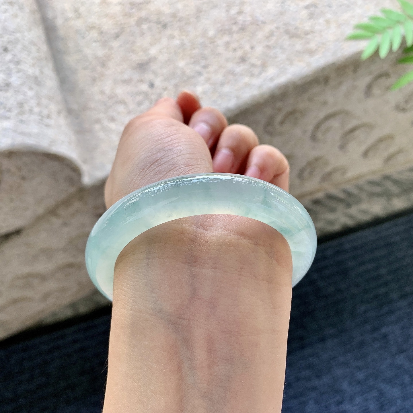 正圈53 54，圈口54.8/10.7/8.7，编码C5081485，冰糯晴绿，水润，种老，细腻，打灯有絮线
