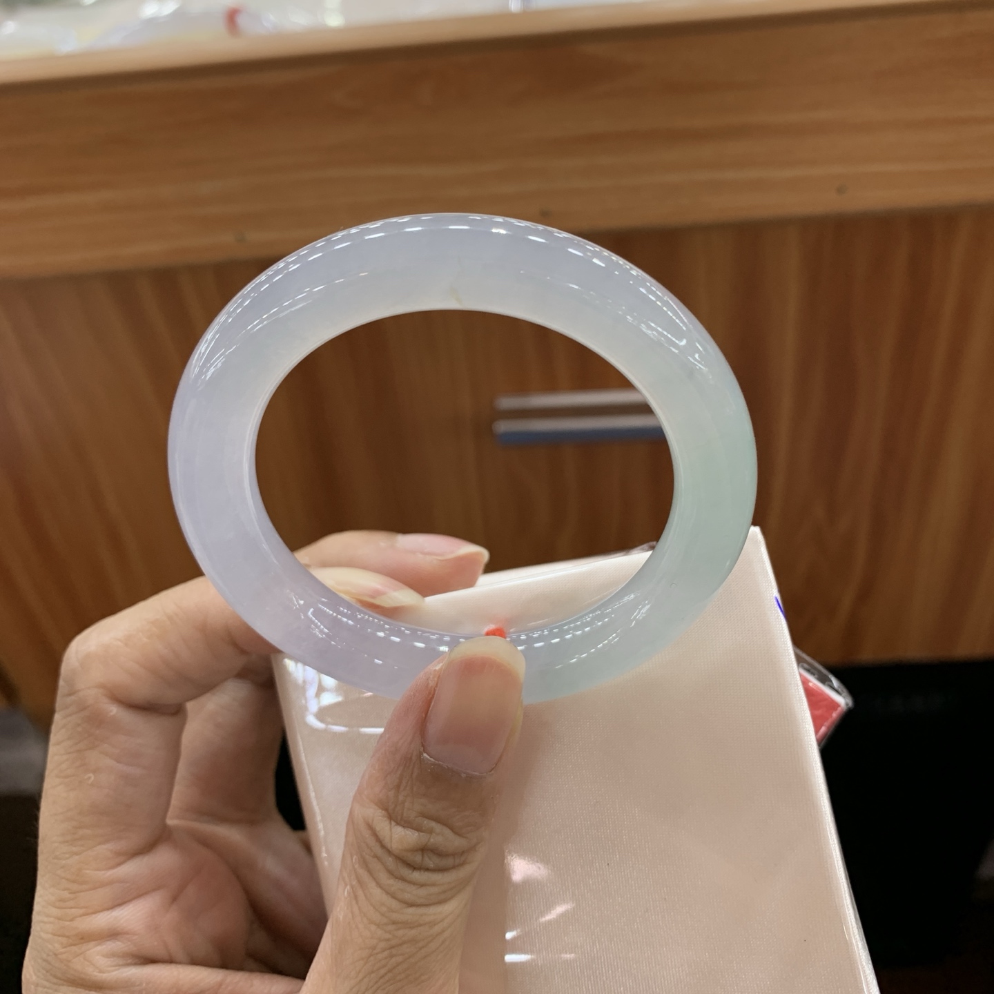060231JM 飘绿圆条翡翠手镯棉根 51.5-10.1