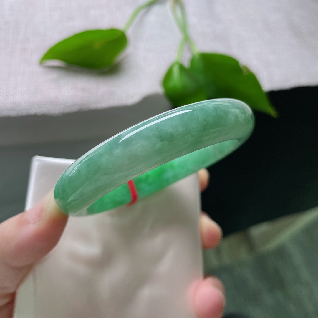 绿底正圈，颜色由浅入深，人间烟火，腕间清欢，皆是美好。一点皮纹，ss53715a