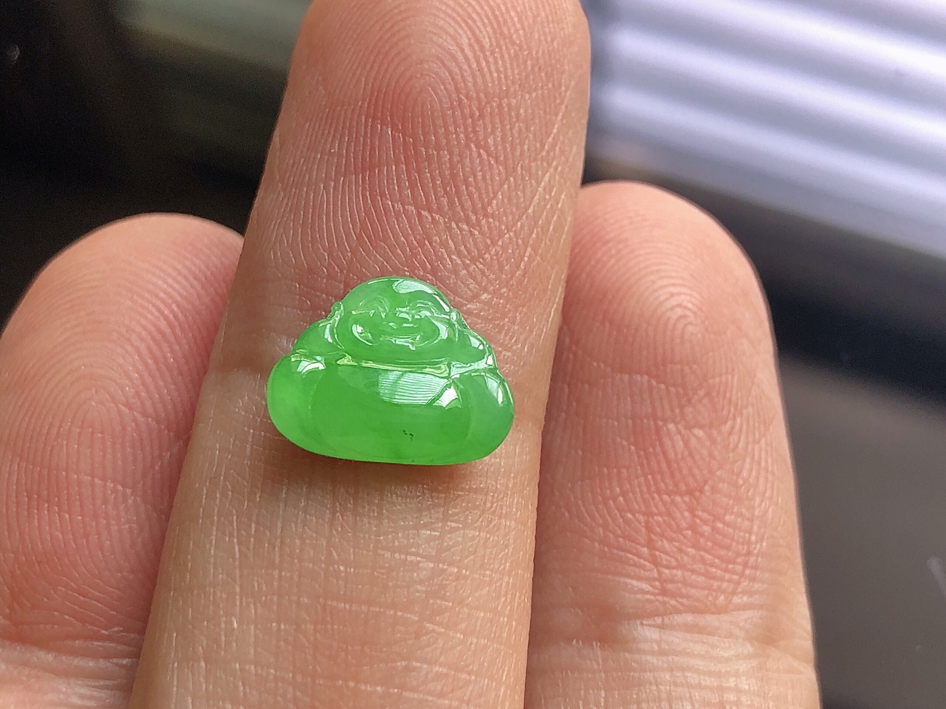 ️ 佛公， 色泽艳阳，通透水润，玉质细腻，夺目迷人，雕工精湛，面相慈祥大气，品相，无裂，尺寸10.