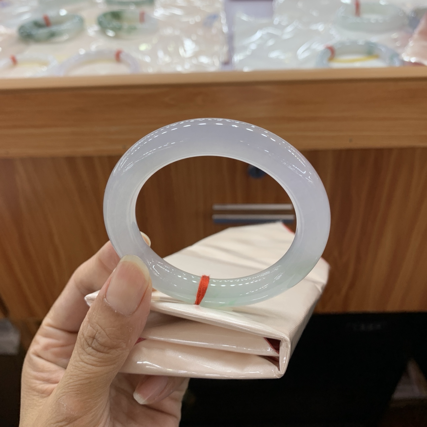 060231JM 飘绿圆条翡翠手镯棉根 51.5-10.1