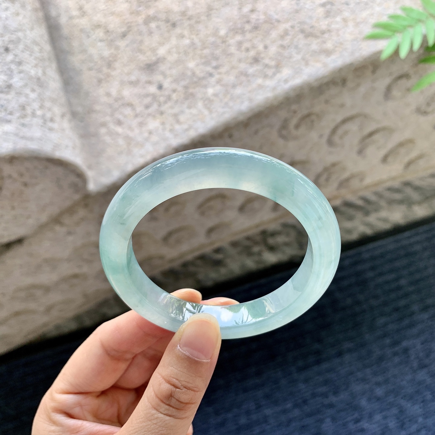 正圈53 54，圈口54.8/10.7/8.7，编码C5081485，冰糯晴绿，水润，种老，细腻，打灯有絮线