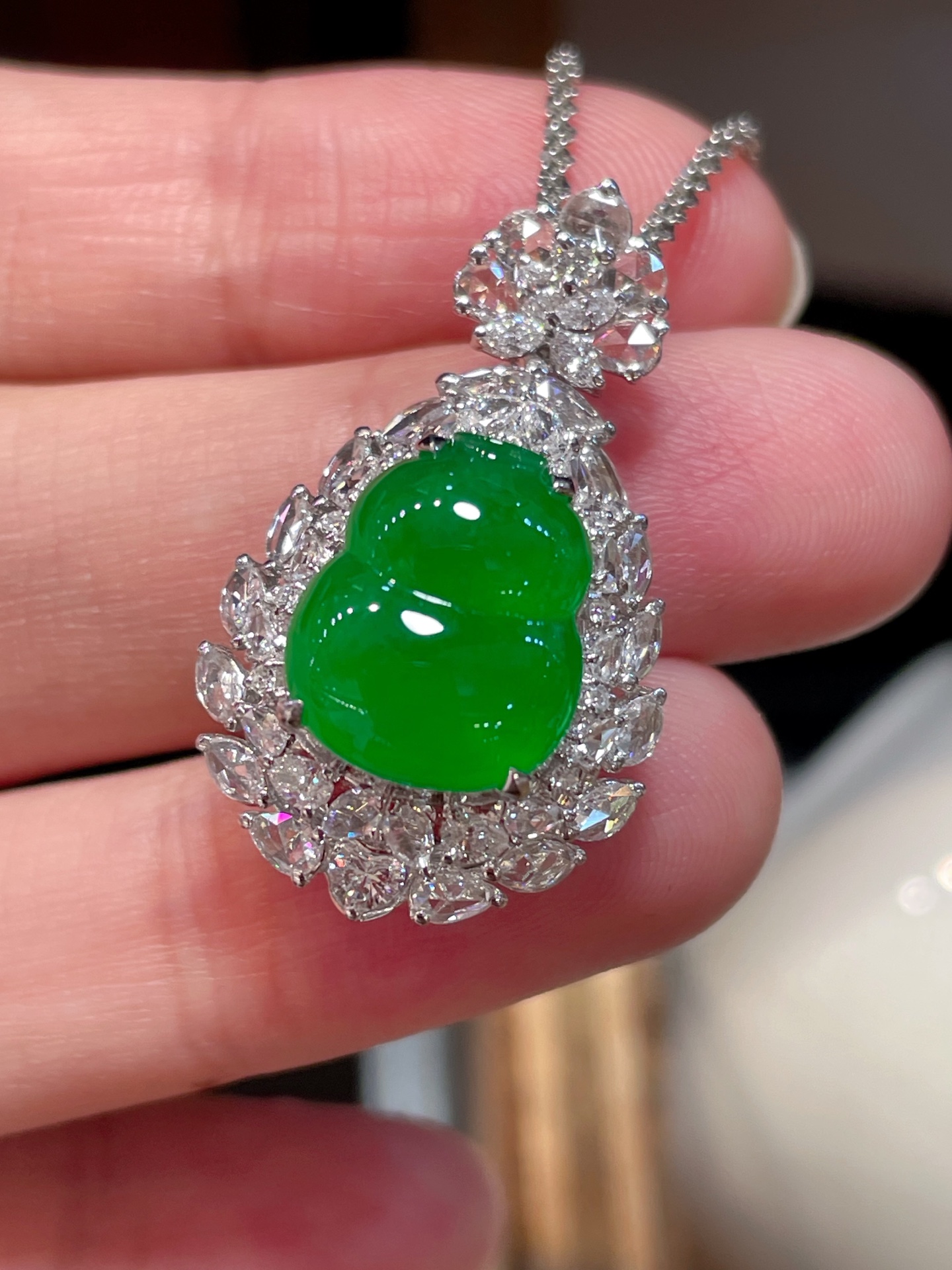 ️ 性比高 阳绿翡翠葫芦吊坠 满色，料子水润通透，种老起光。 18k金镶嵌，非常时尚好看，13.5-11-3.9