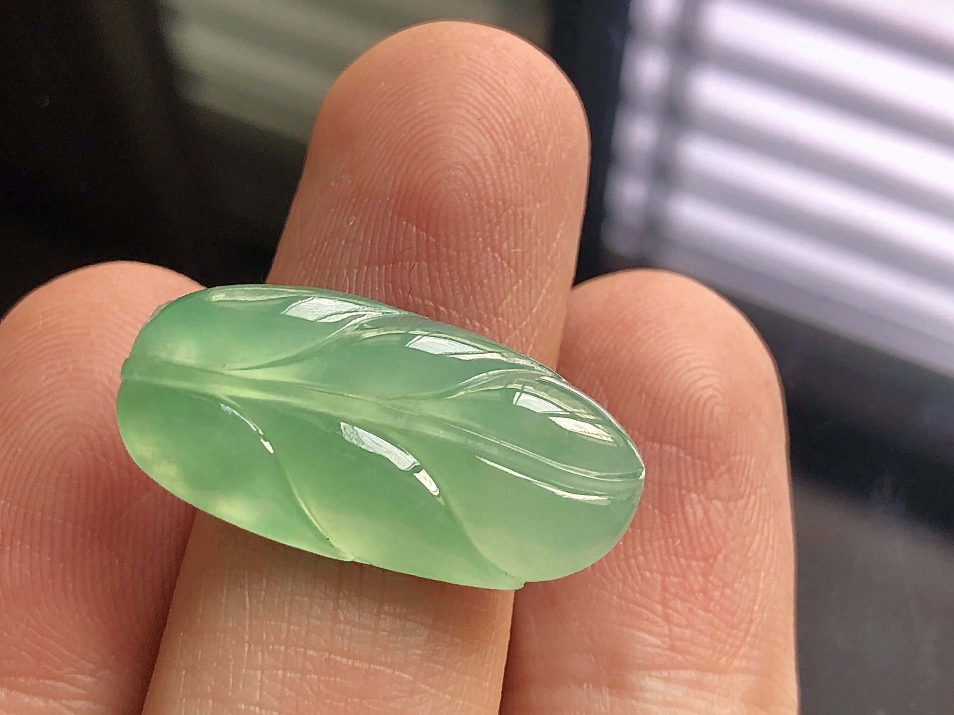 ️ 满色树叶， 色泽极美，通透水润，玉质细腻，夺目迷人，镶嵌效果，品相，无裂，尺寸26*13*4.