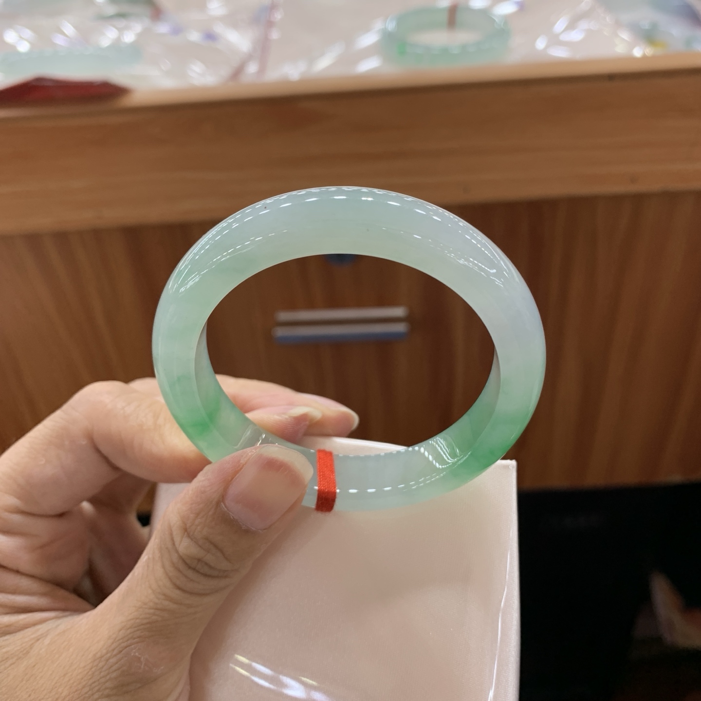 060246WJ 飘绿正圈小圈口翡翠手镯 51.3-11-8