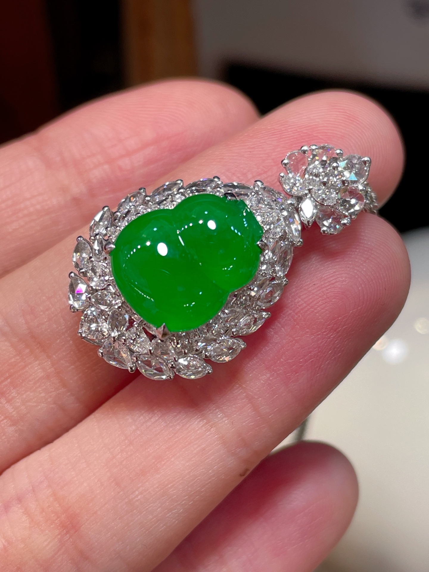 ️ 性比高 阳绿翡翠葫芦吊坠 满色，料子水润通透，种老起光。 18k金镶嵌，非常时尚好看，13.5-11-3.9