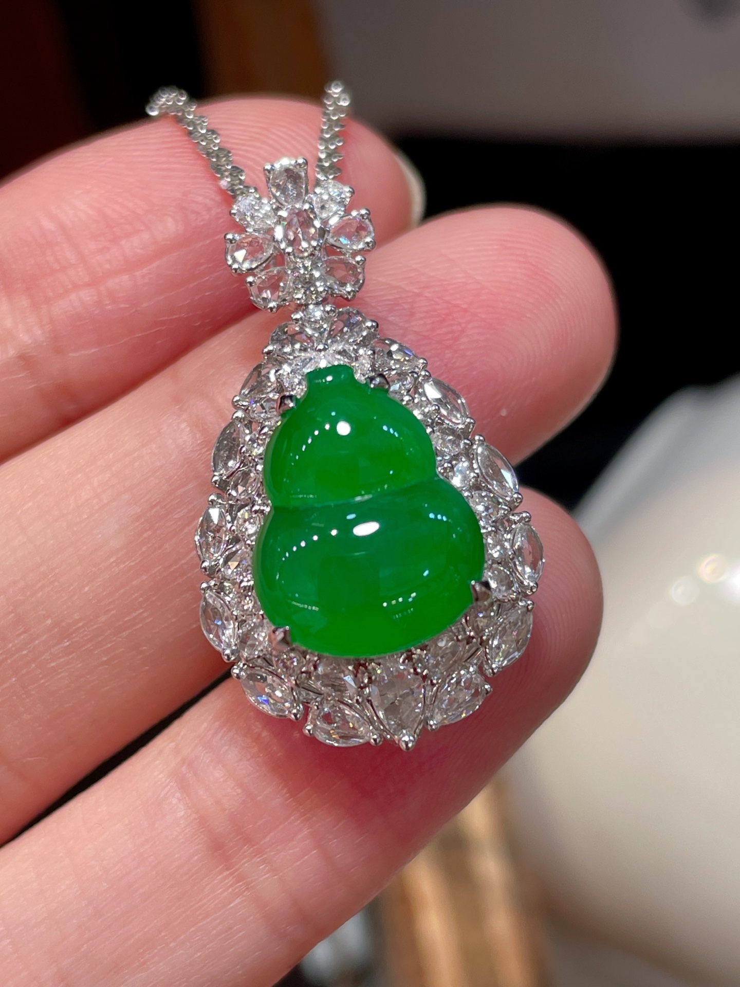 ️ 性比高 阳绿翡翠葫芦吊坠 满色，料子水润通透，种老起光。 18k金镶嵌，非常时尚好看，13.8-10.9-4