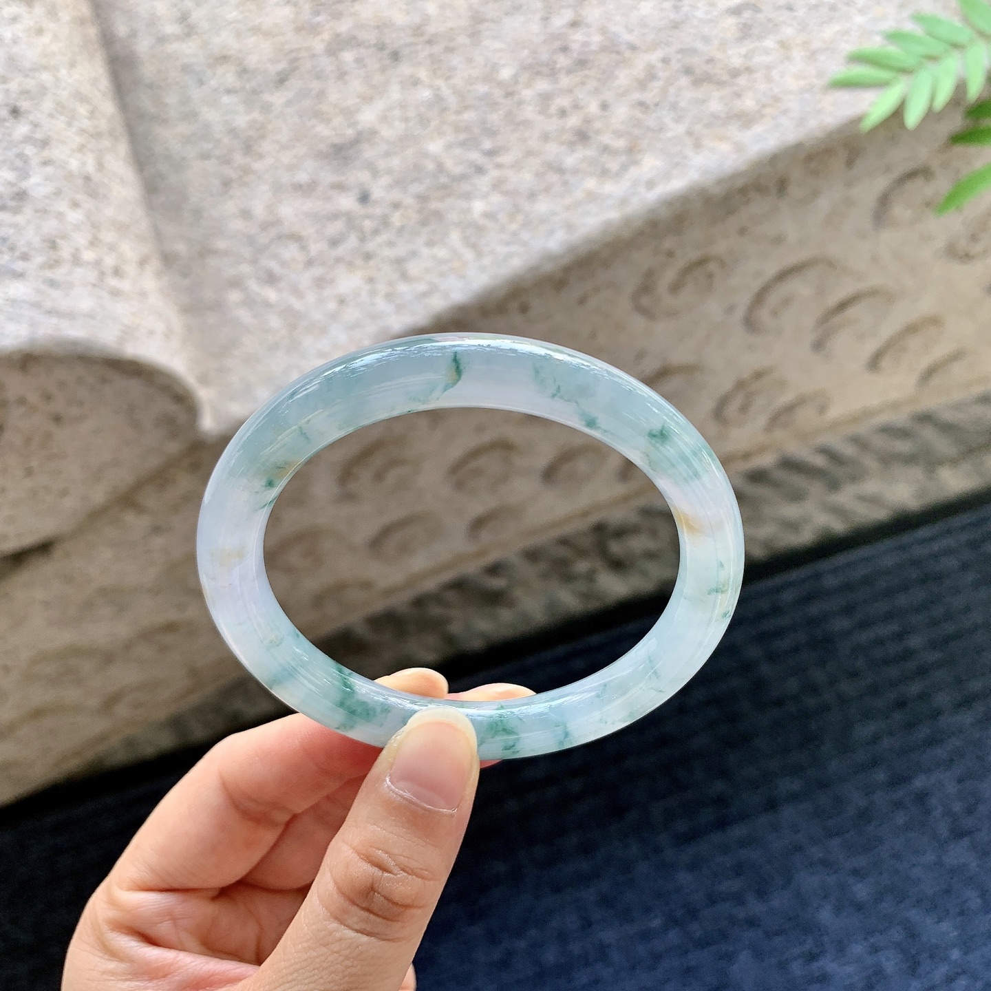 圆条56 57【圈口】57/9/8.6【编码】Q5060446【描述】糯冰紫底飘花，水润，种老，细腻，打灯有棉线