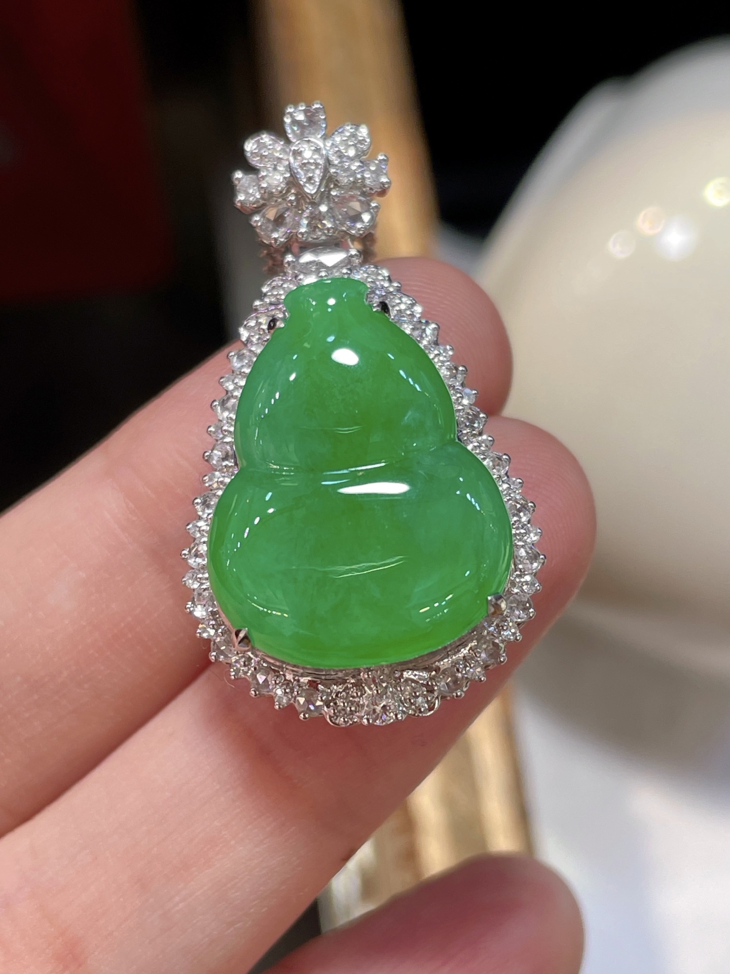 ️ 性比高 阳绿翡翠葫芦吊坠 满色，料子水润通透，种老起光。 18k金镶嵌，非常时尚好看，20.5-16-4.2