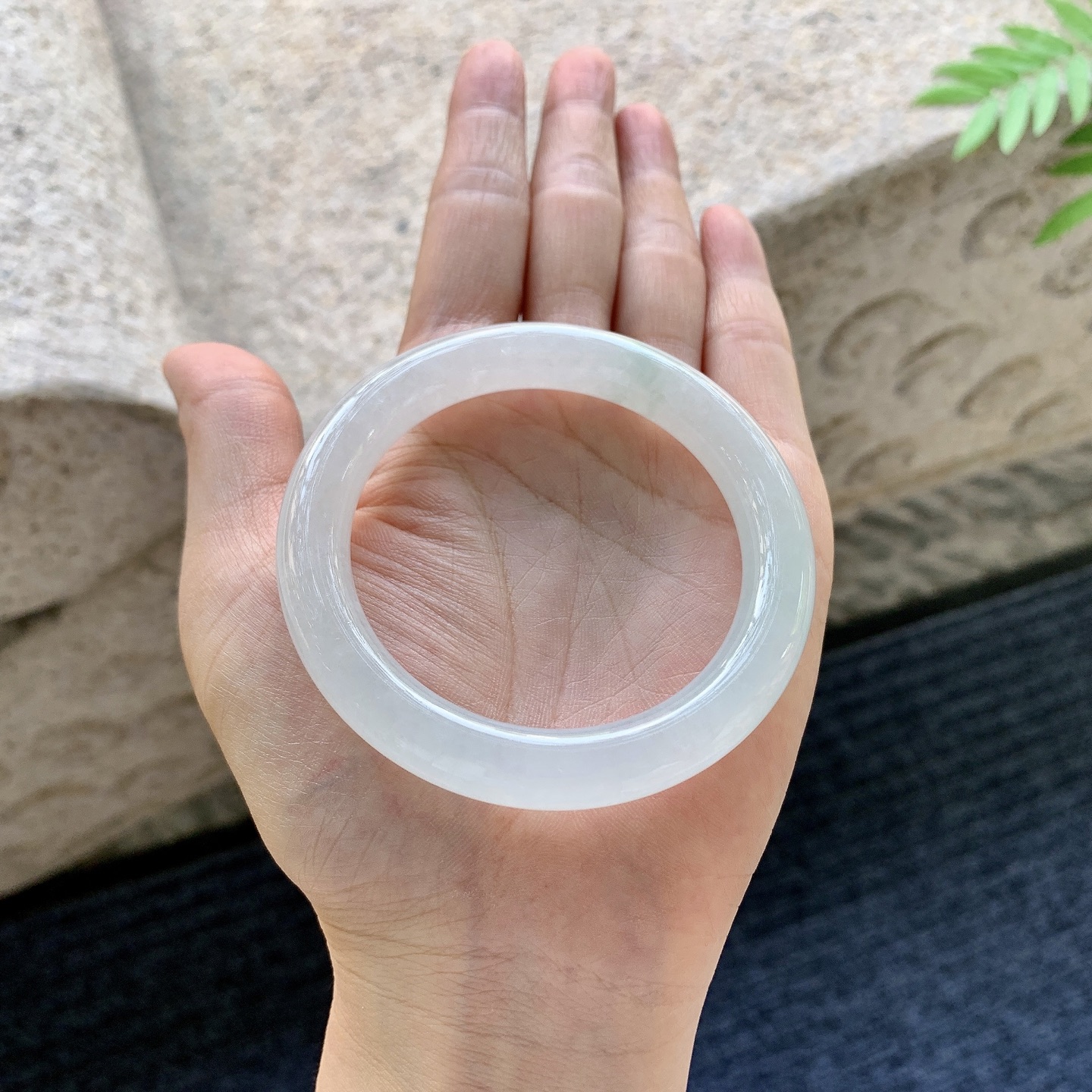 圆条51 52【圈口】52/9.6/9.2【编码】C5060447【描述】糯冰飘花，水润，种老，细腻，打灯有棉线