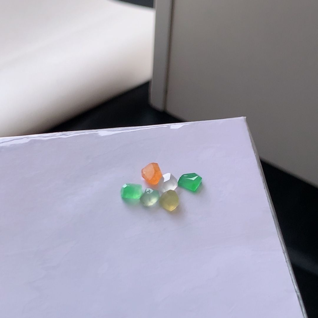 多彩挂件。翠色明媚，饱满底子细腻，佩戴简单大方 货号98602，4.9-3.0