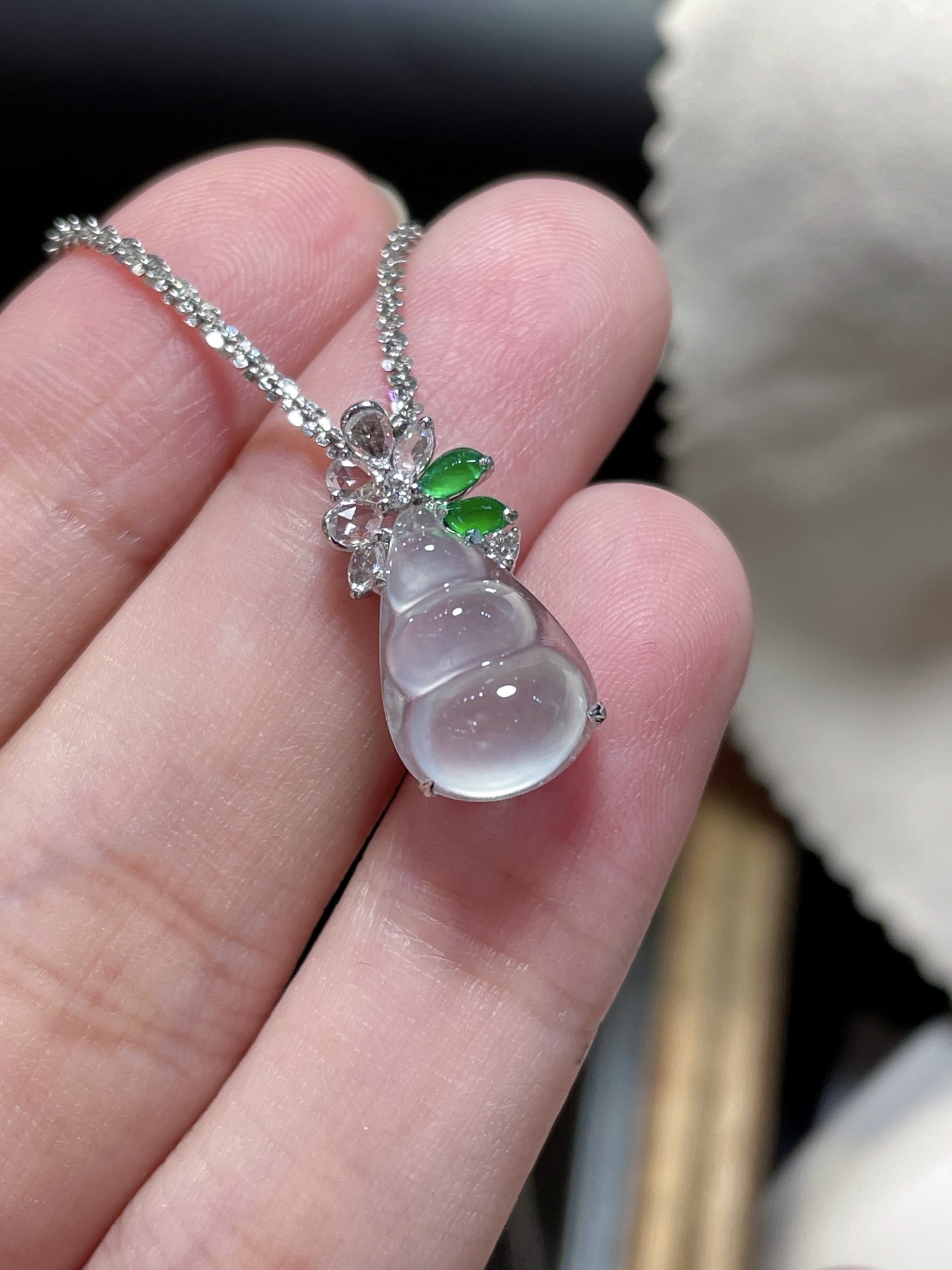 ️ 天然翡翠A货冰种福豆吊坠， 很纯很冰，料子够厚装，无裂，18k真金镶嵌，13.5-9.2-5.5