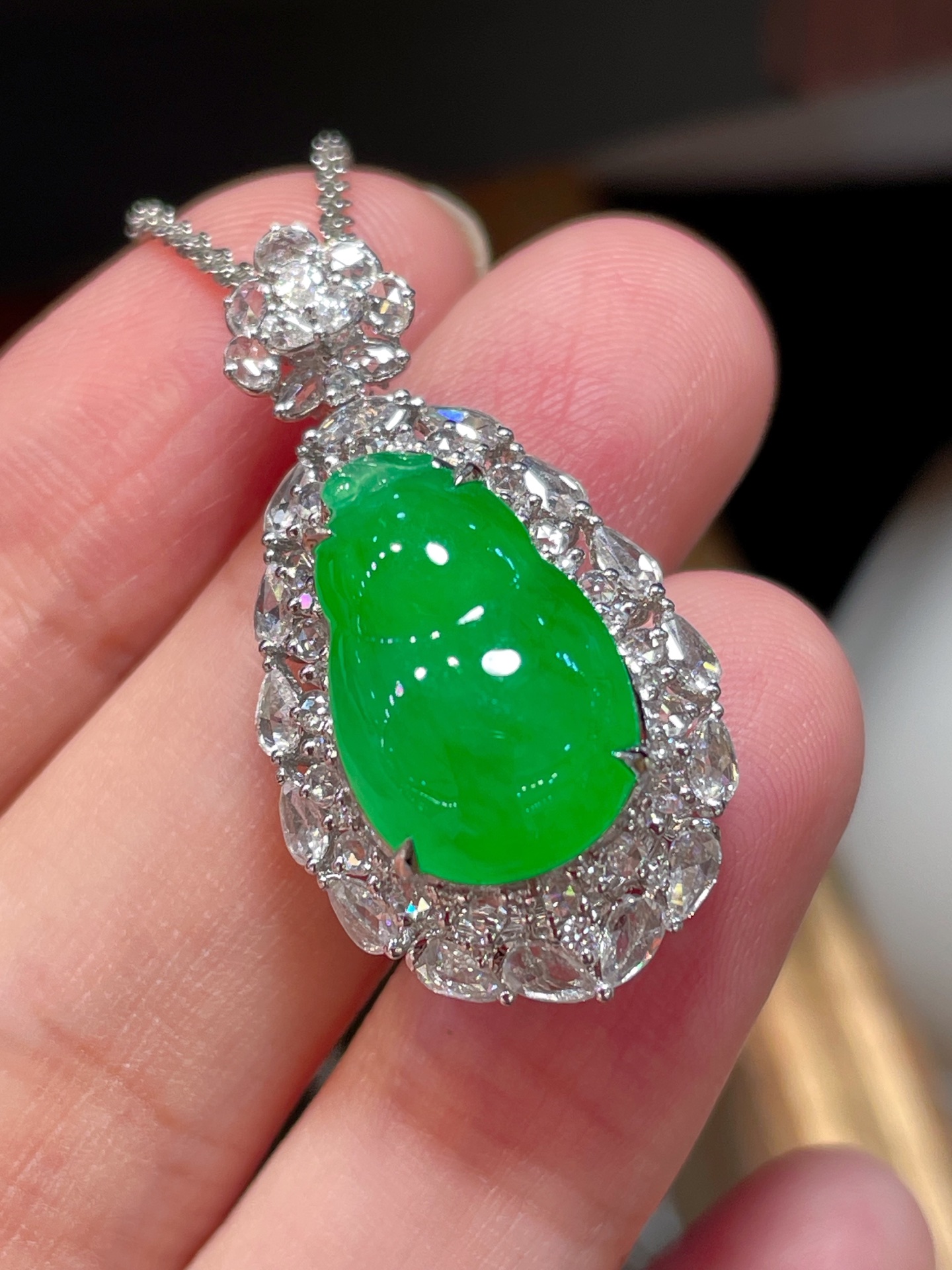 ️ 性比高 阳绿翡翠葫芦吊坠 满色，料子水润通透，种老起光。 18k金镶嵌，非常时尚好看，17-11.3-4.3