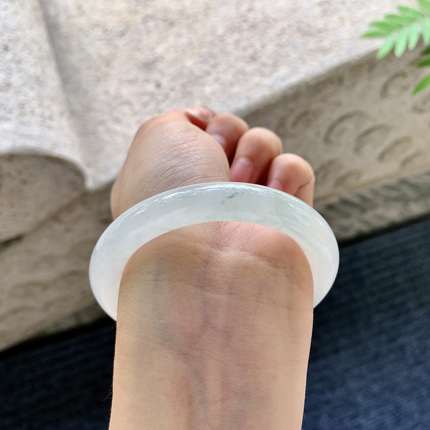 圆条51 52【圈口】52/9.6/9.2【编码】C5060447【描述】糯冰飘花，水润，种老，细腻，打灯有棉线